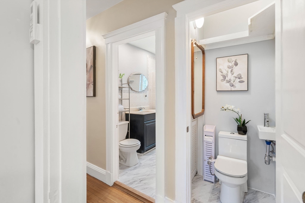 Newton, Massachusetts, 02458, United States, 2 Bedrooms Bedrooms, ,2 BathroomsBathrooms,Residential,For Sale,1906436