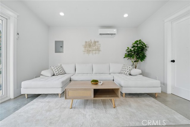 Los Angeles, California, 90018, United States, 5 Bedrooms Bedrooms, ,5 BathroomsBathrooms,Residential,For Sale,1984330