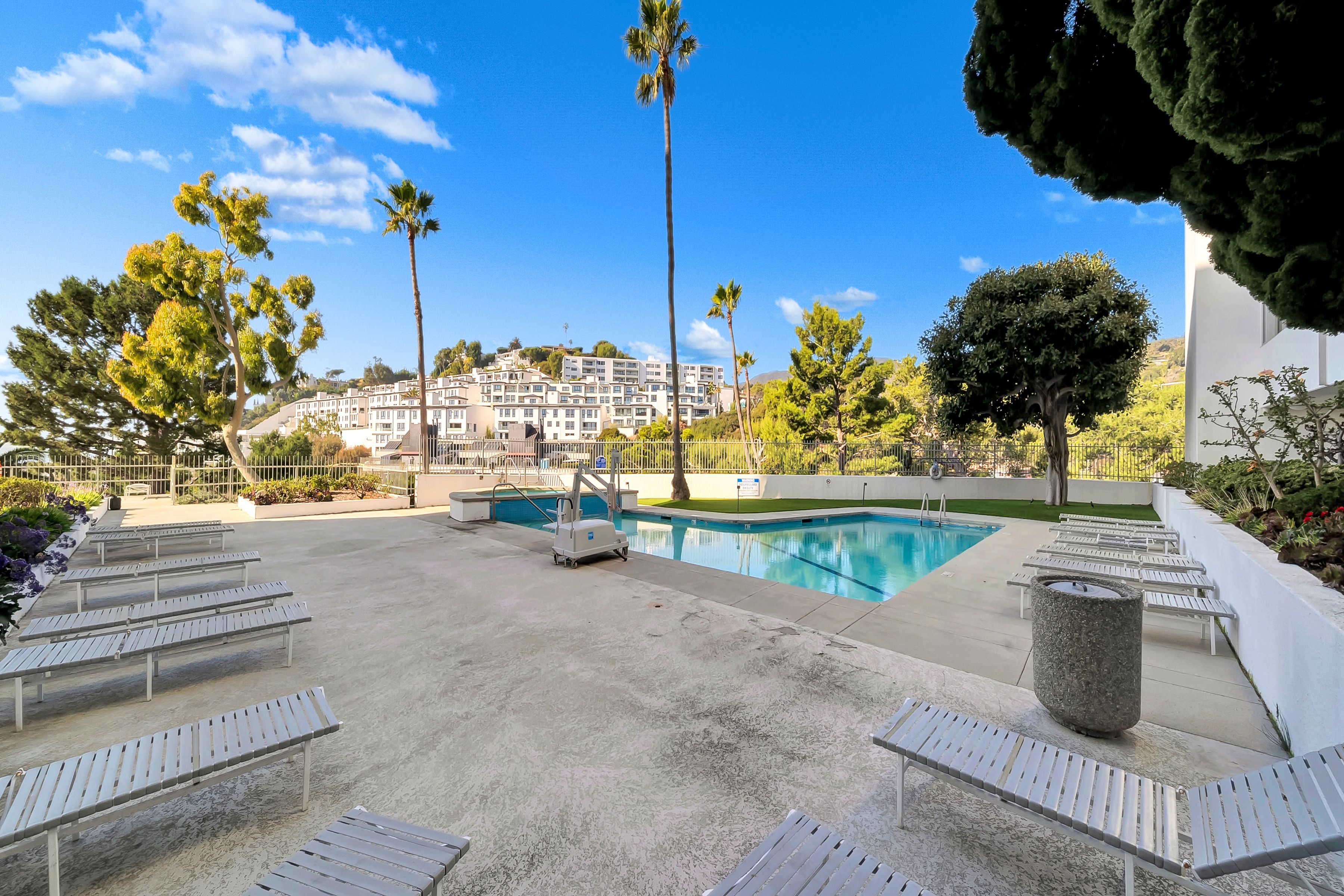  17350  W Sunset Blvd - 物件實景