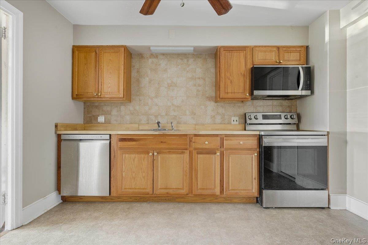 Mineola, New York, 11501, United States, 2 Bedrooms Bedrooms, ,2 BathroomsBathrooms,Residential,For Sale,1999763