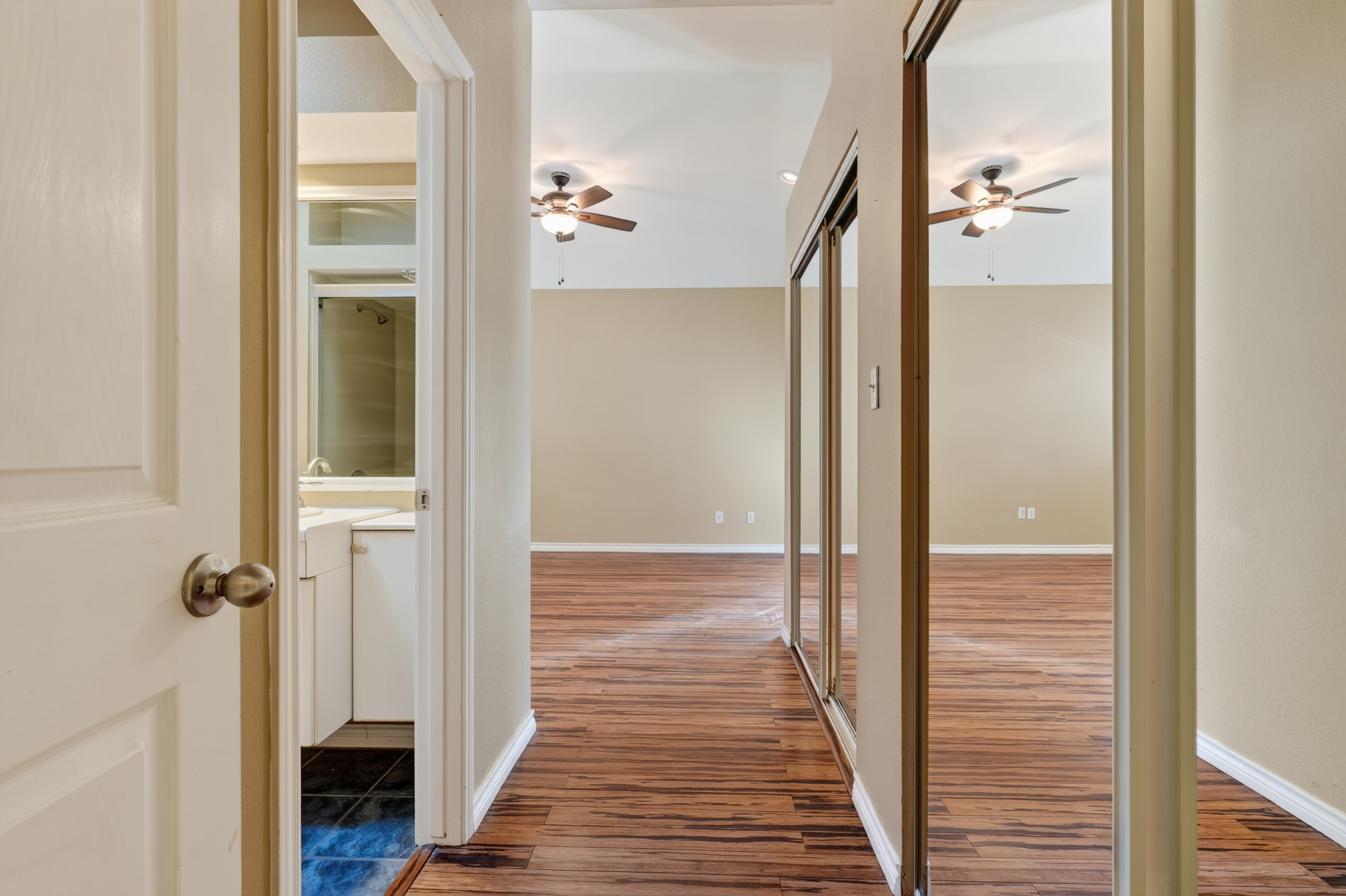  Desirable One-Level Condo with Pool Views - 物件實景