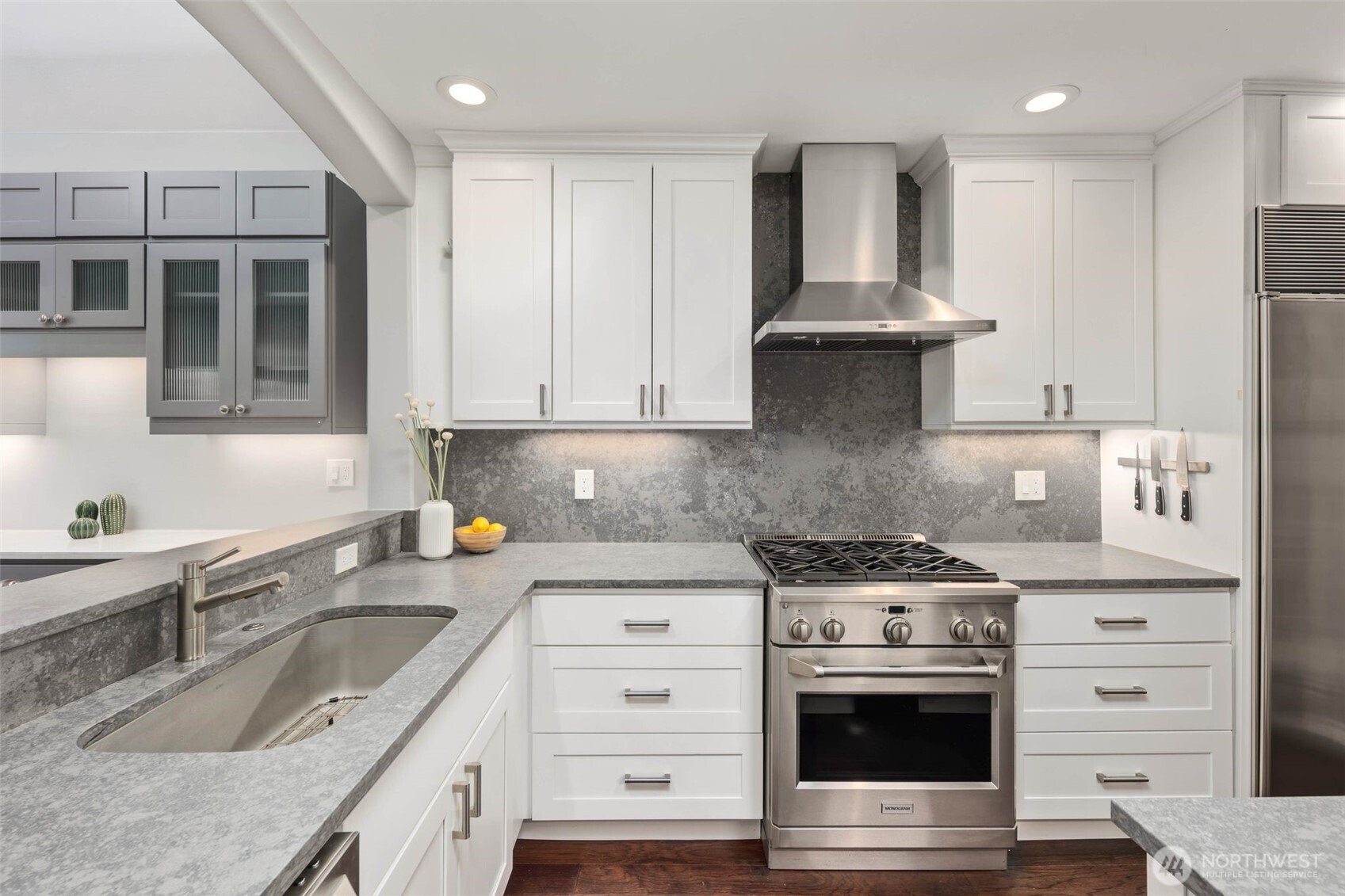 Seattle, Washington, 98116, United States, 2 Bedrooms Bedrooms, ,2 BathroomsBathrooms,Residential,For Sale,1949769