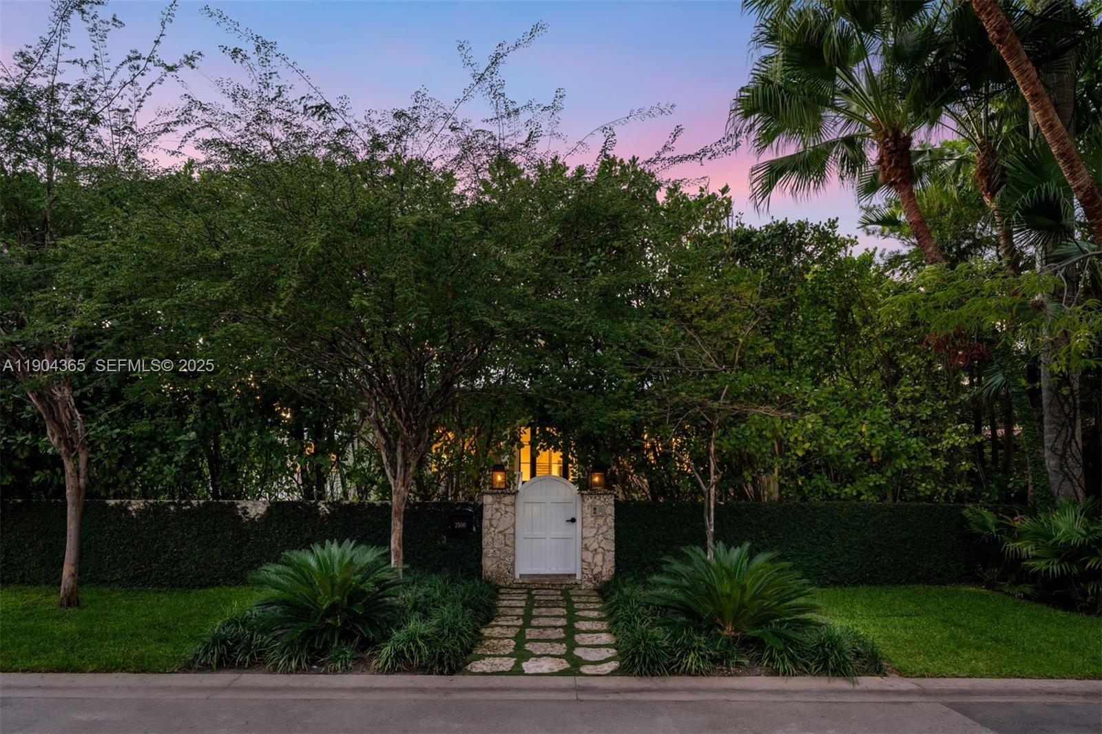 Miami Beach, Florida, 33140, United States, 4 Bedrooms Bedrooms, ,6 BathroomsBathrooms,Residential,For Sale,1992066