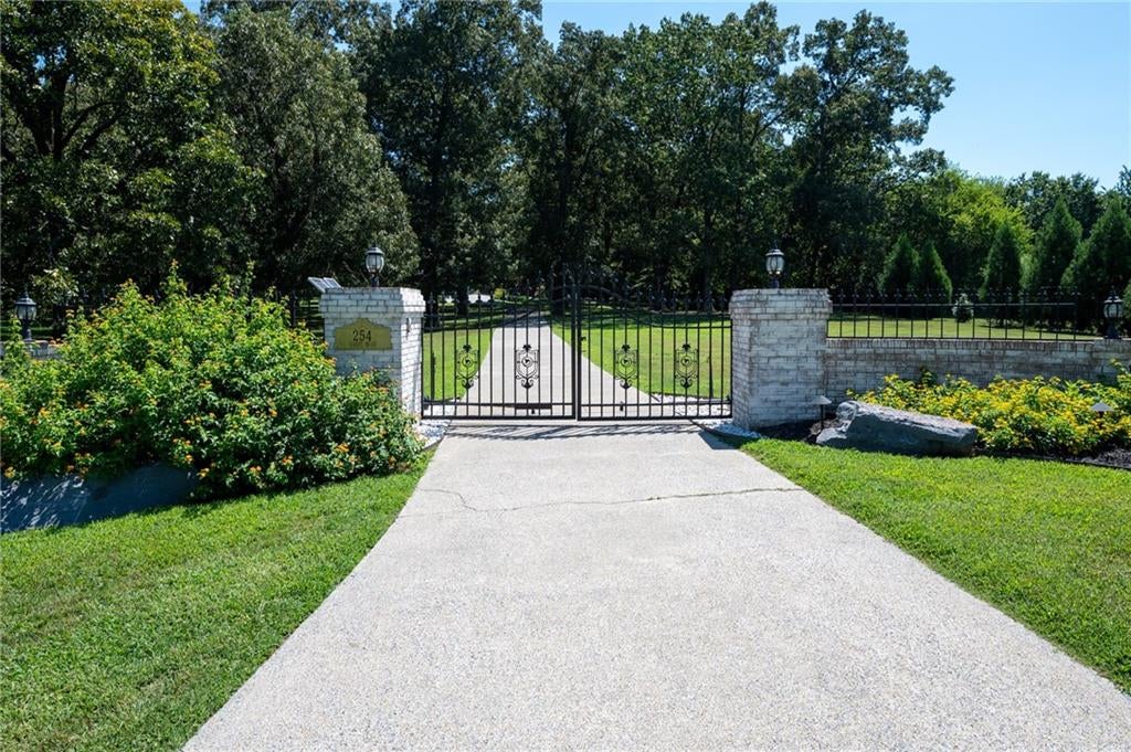 Calhoun, Georgia, 30701, United States, 3 Bedrooms Bedrooms, ,3 BathroomsBathrooms,Residential,For Sale,1980675