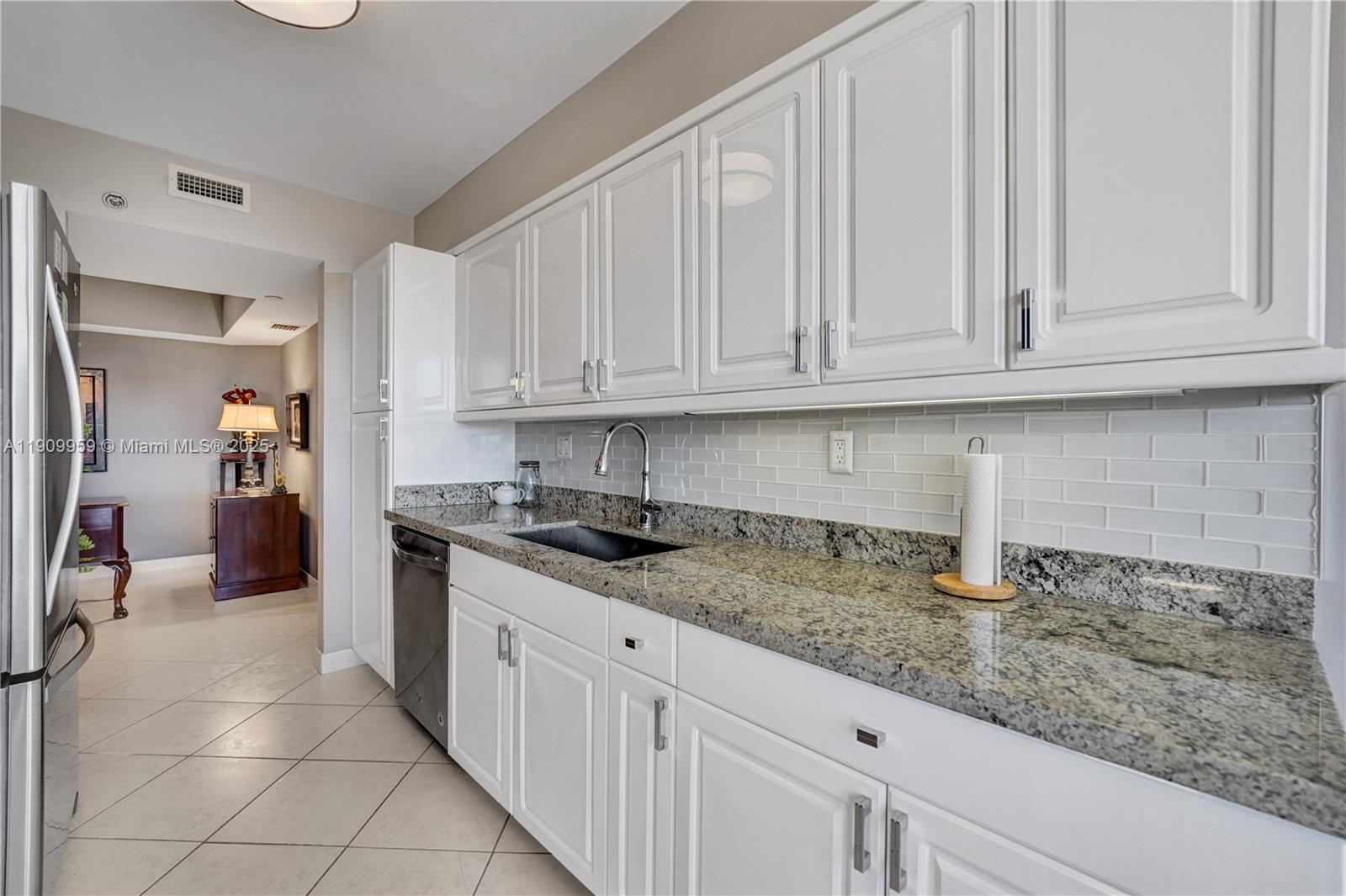 Aventura, Florida, 33180, United States, 2 Bedrooms Bedrooms, ,2 BathroomsBathrooms,Residential,For Sale,1988948