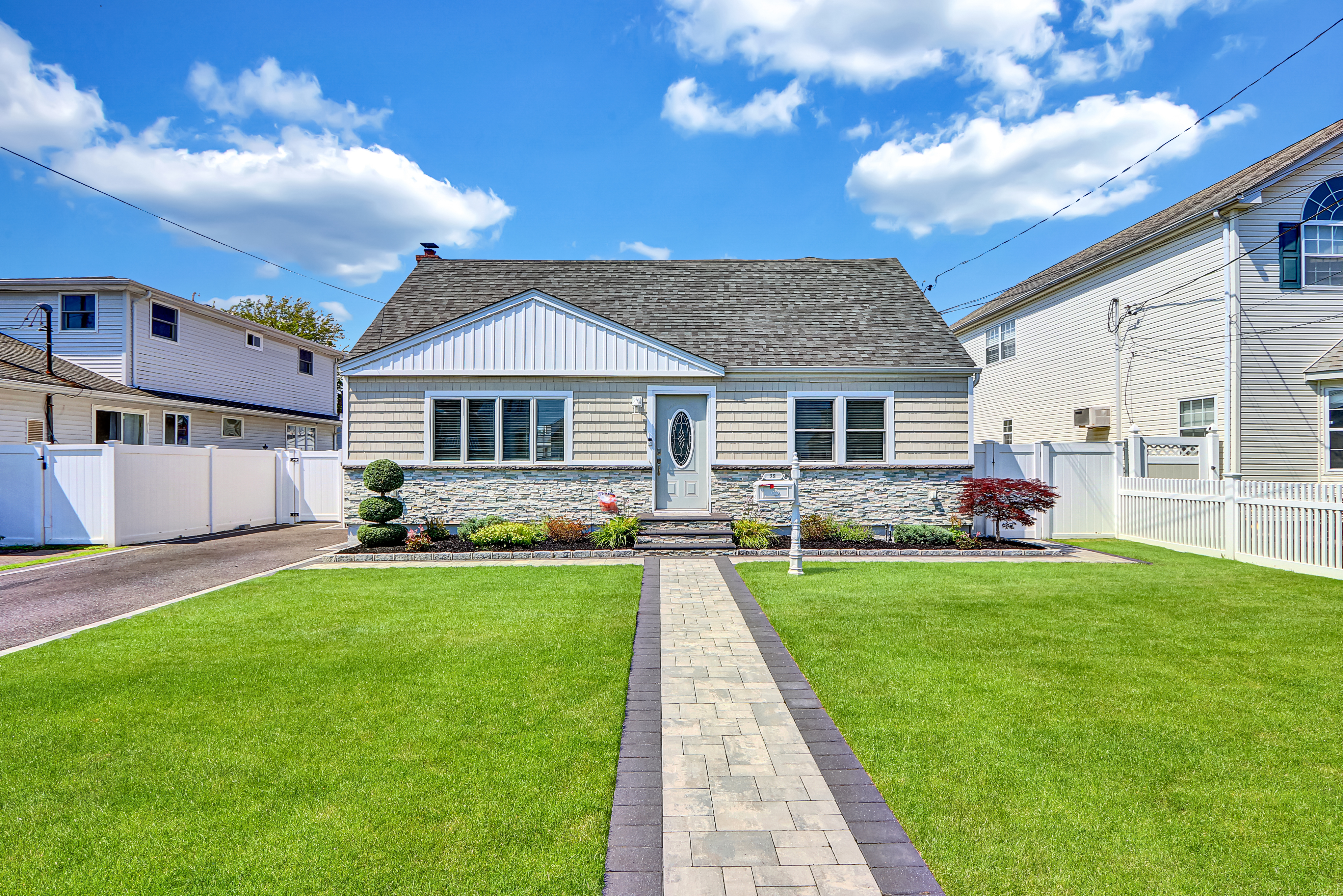 Babylon, New York, 11702, United States, 4 Bedrooms Bedrooms, ,2 BathroomsBathrooms,Residential,For Sale,1921304