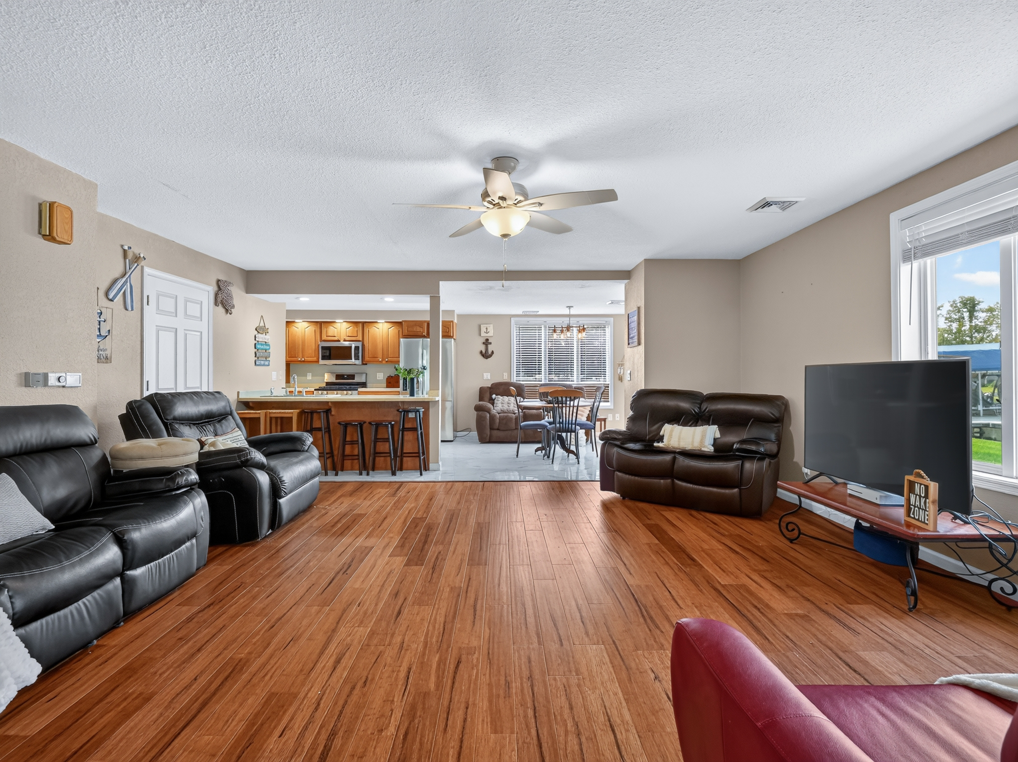  5 Bedroom Home with Lake Wawasee Channel Frontage - 物件實景