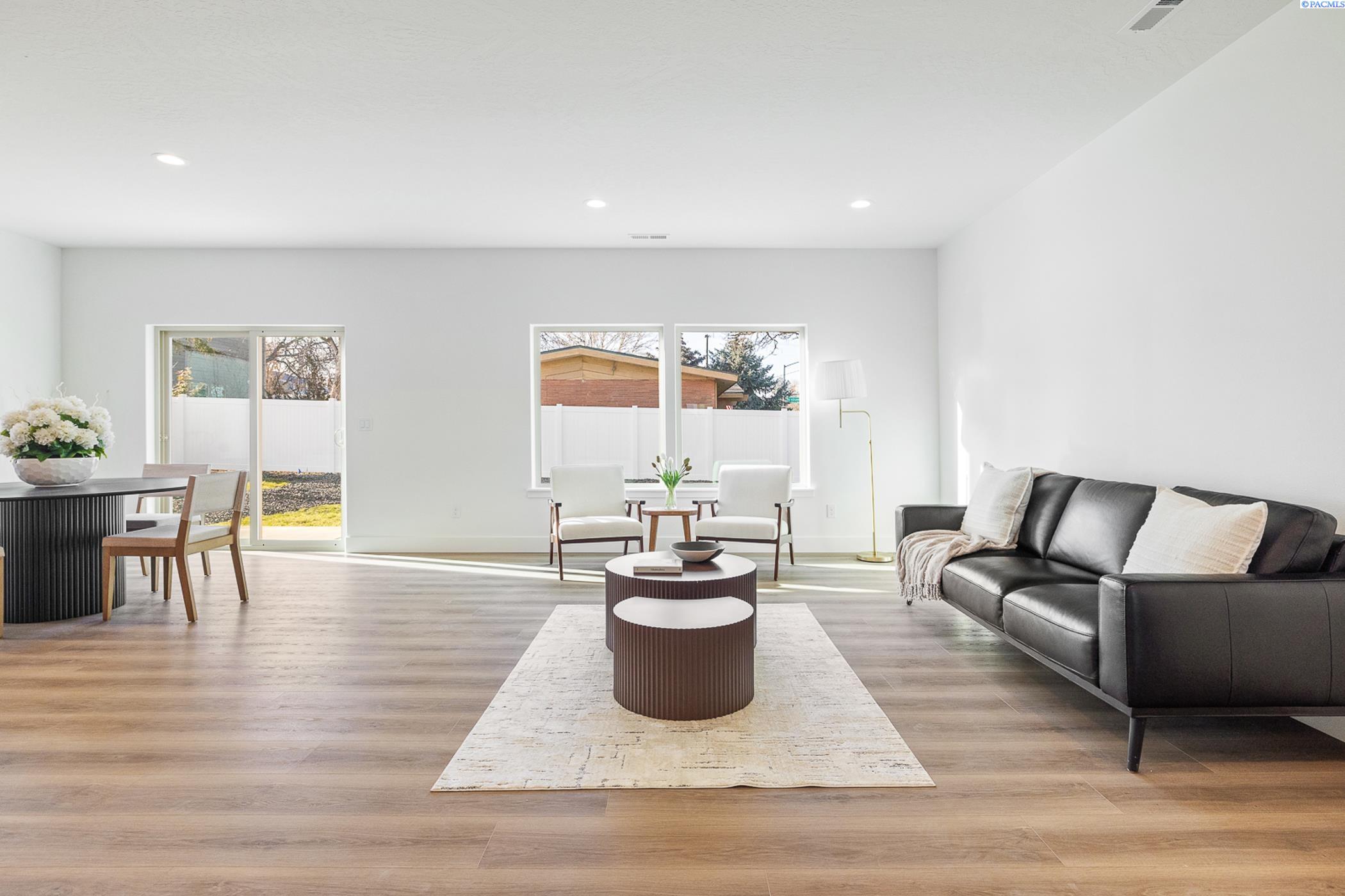 Kennewick, Washington, 99337, United States, 7 Bedrooms Bedrooms, ,Residential,For Sale,1949661