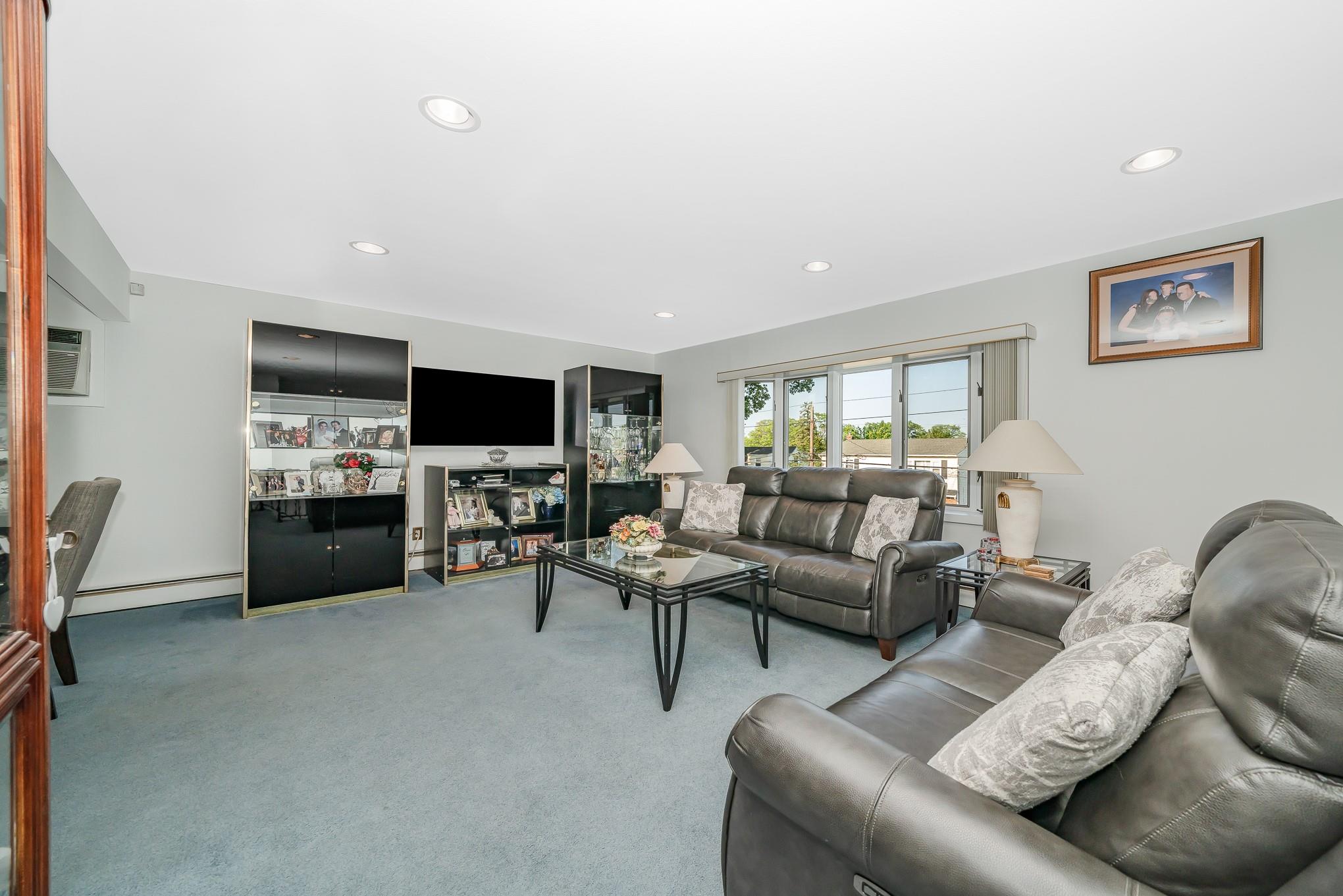 Franklin Square, New York, 11010, United States, 5 Bedrooms Bedrooms, ,2 BathroomsBathrooms,Residential,For Sale,1974579