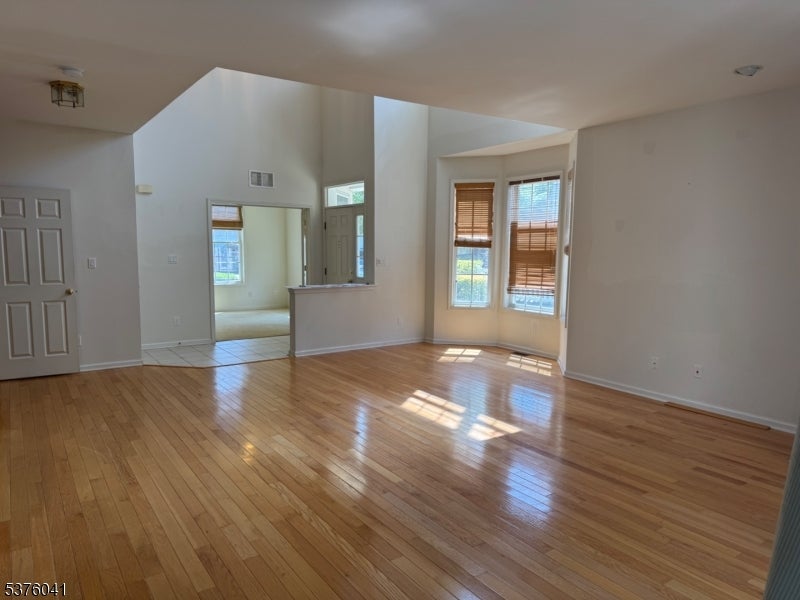 Wayne Twp., New Jersey, 07470, United States, 3 Bedrooms Bedrooms, ,3 BathroomsBathrooms,Residential,For Sale,1943649