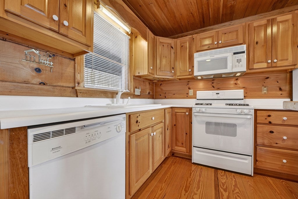 Ellijay, Georgia, 30536, United States, 3 Bedrooms Bedrooms, ,3 BathroomsBathrooms,Residential,For Sale,2009787