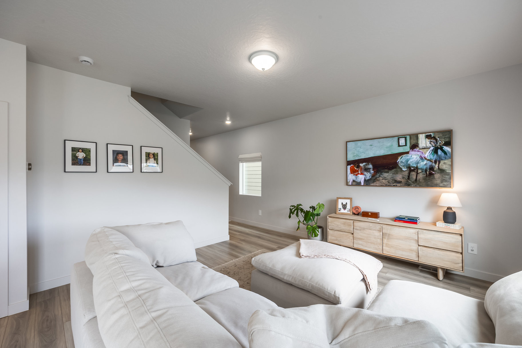  Modern 2023-Built Home with Protected Mountain Views, Walking Distance to School - 物件實景