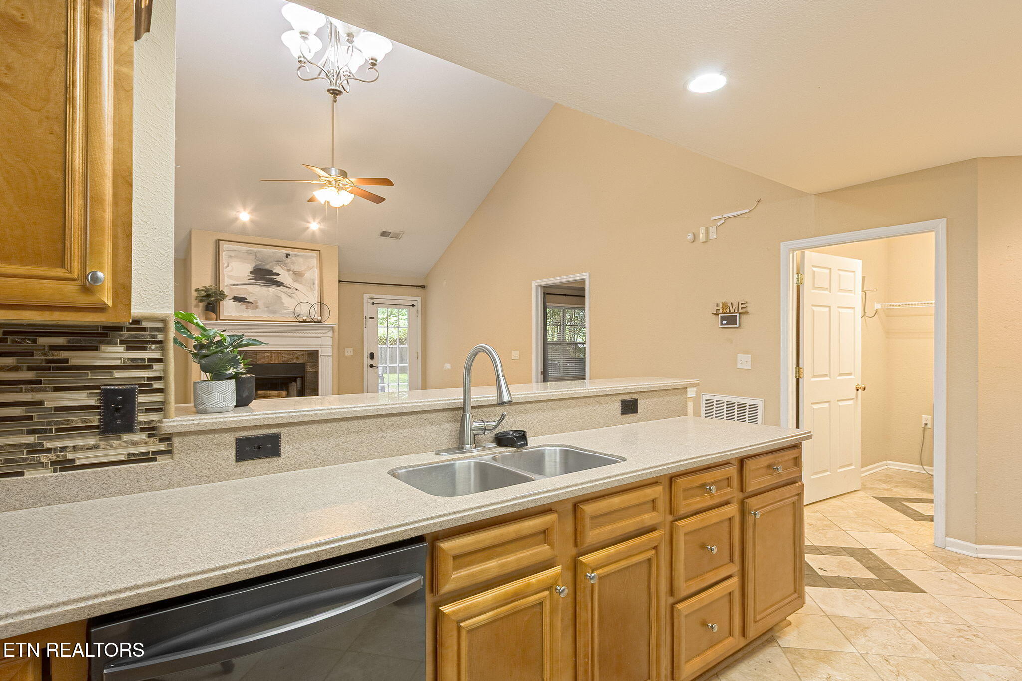 Knoxville, Tennessee, 37932, United States, 4 Bedrooms Bedrooms, ,4 BathroomsBathrooms,Residential,For Sale,1975701