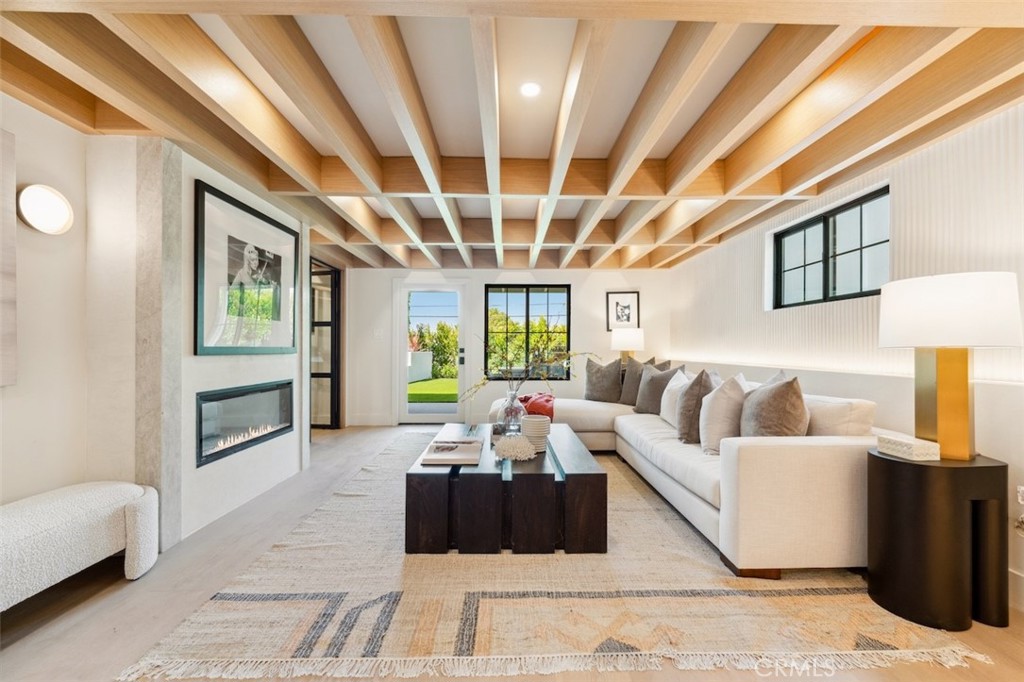 Sherman Oaks, California, 91423, United States, 4 Bedrooms Bedrooms, ,6 BathroomsBathrooms,Residential,For Sale,1960498