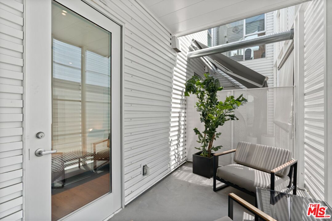 West Hollywood, California, 90069, United States, 2 Bedrooms Bedrooms, ,1 BathroomBathrooms,Residential,For Sale,1938792