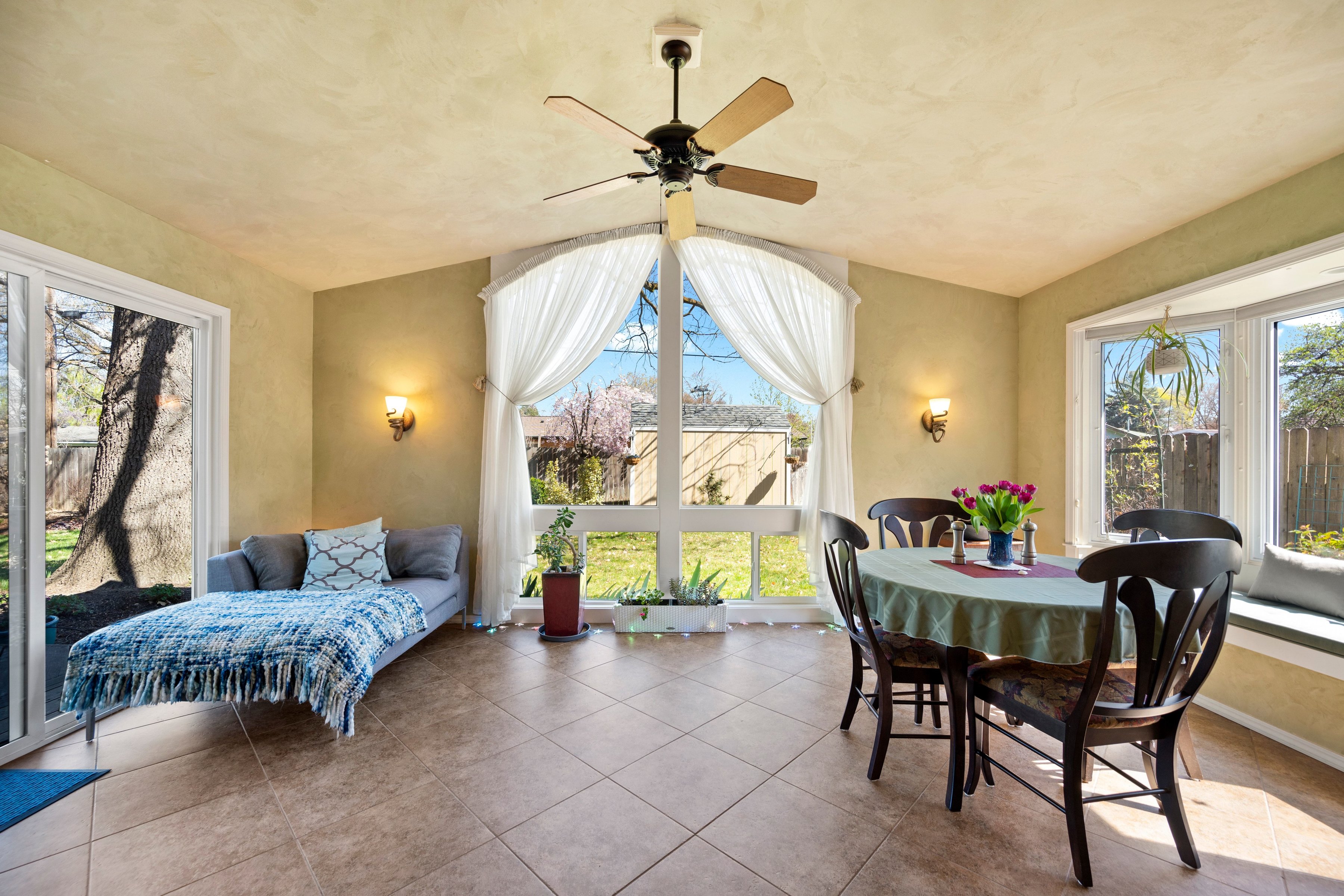  Timeless Mid-Century Design with Sunroom Living and Garden Oasis - 物件實景