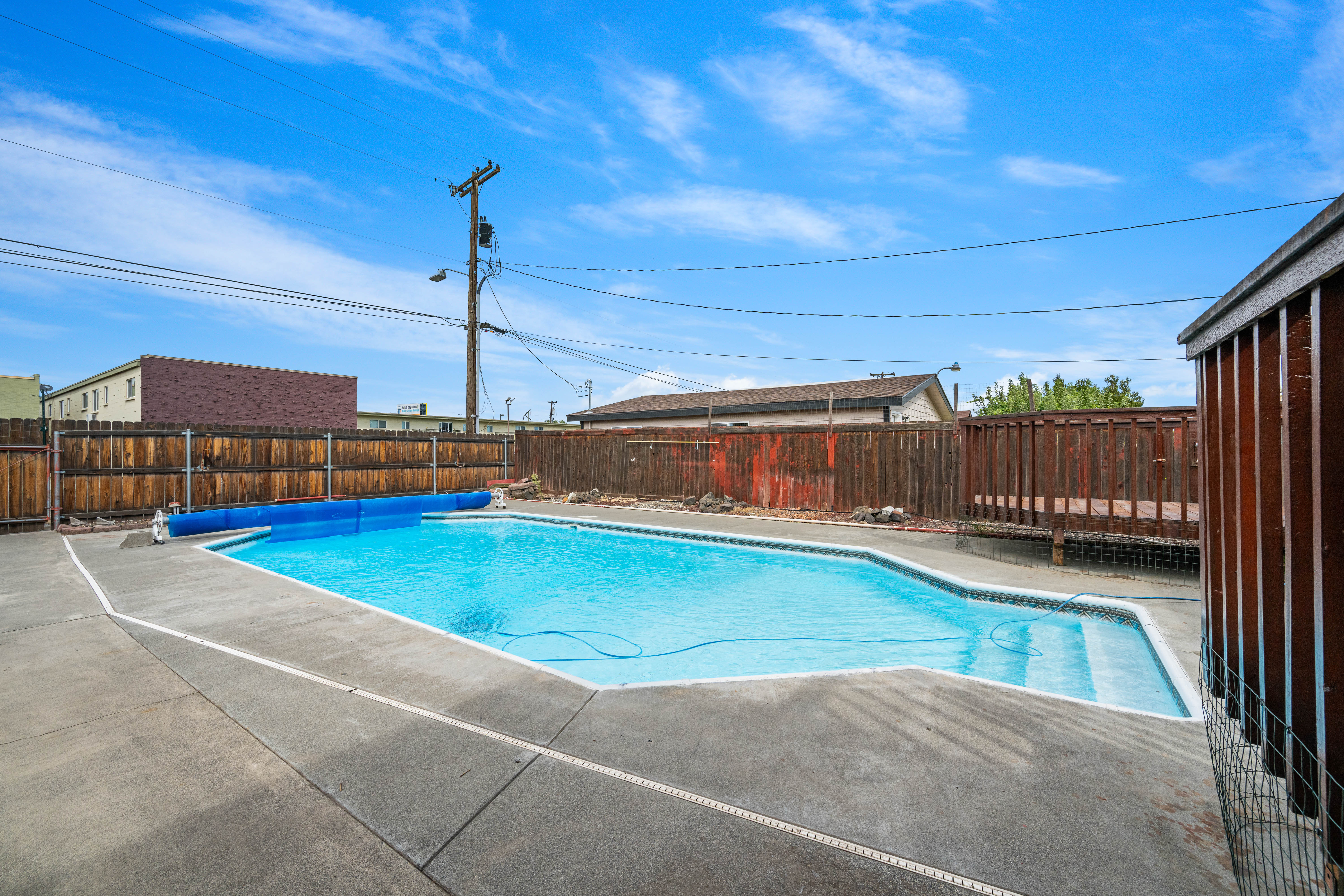  In-ground pool, RV parking and Lots of Space - 物件實景