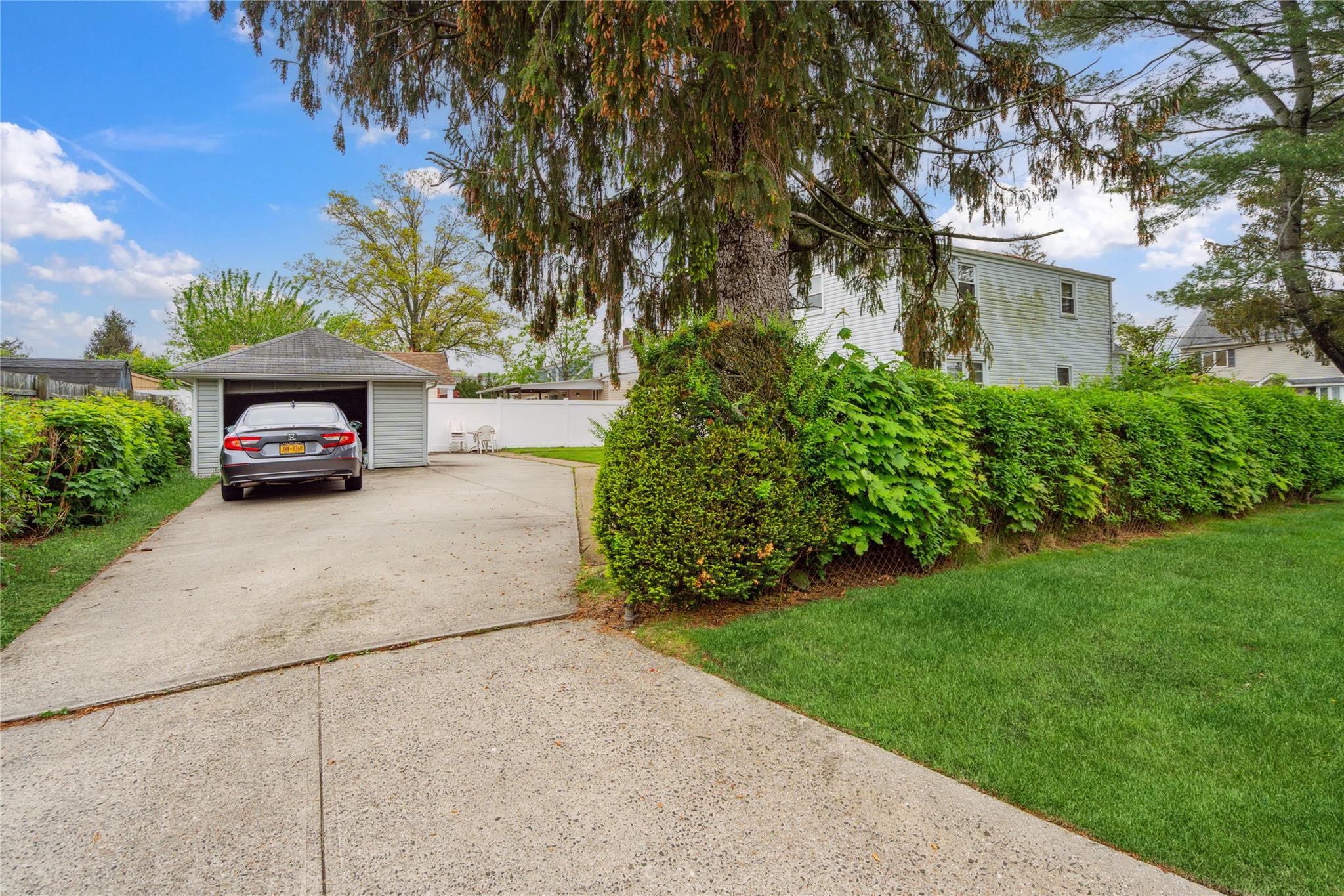 New Hyde Park, New York, 11040, United States, 3 Bedrooms Bedrooms, ,3 BathroomsBathrooms,Residential,For Sale,1804080
