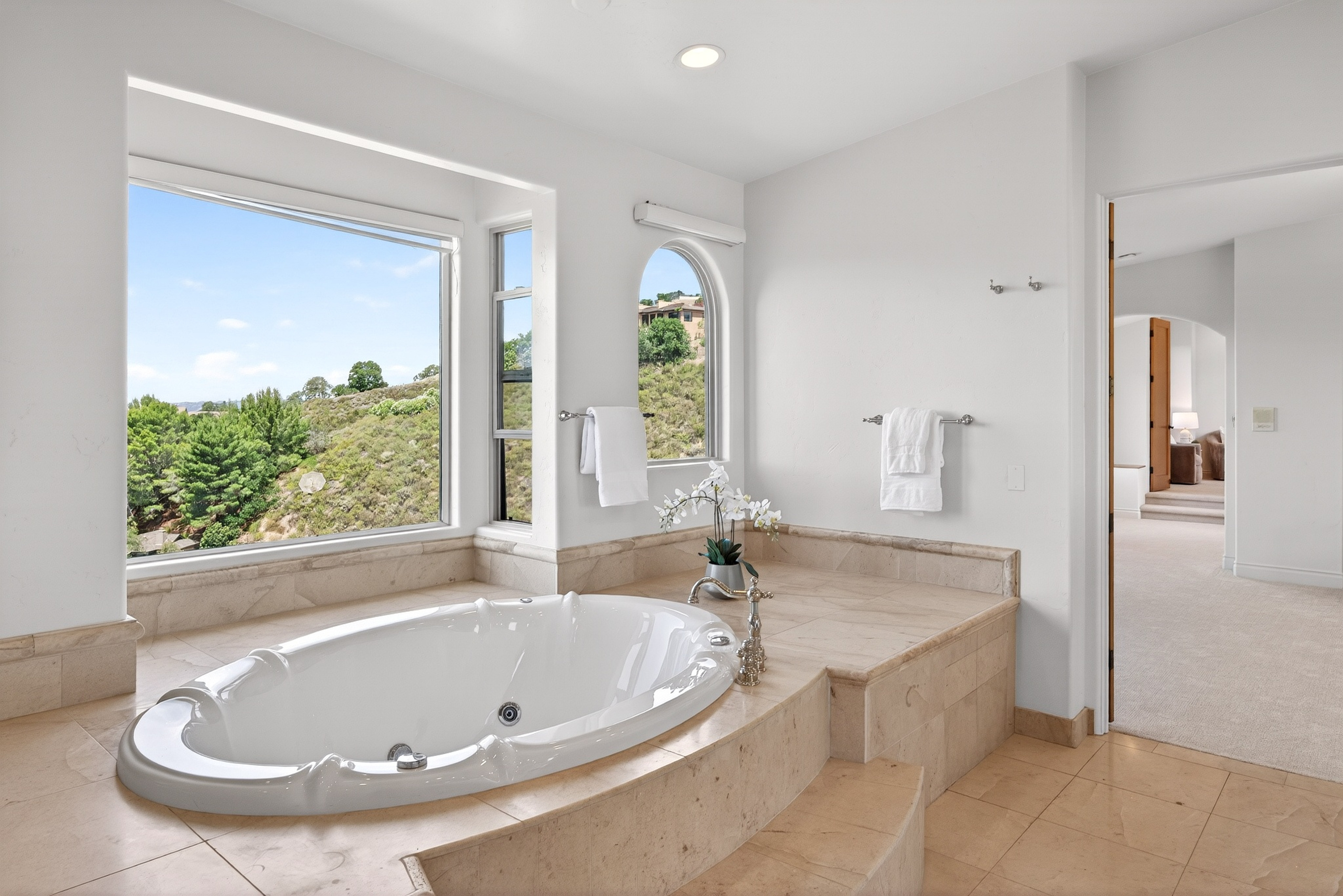  An Extraordinary Round Hill Estate Defined by Privacy, Views, and Sophistication - 物件實景