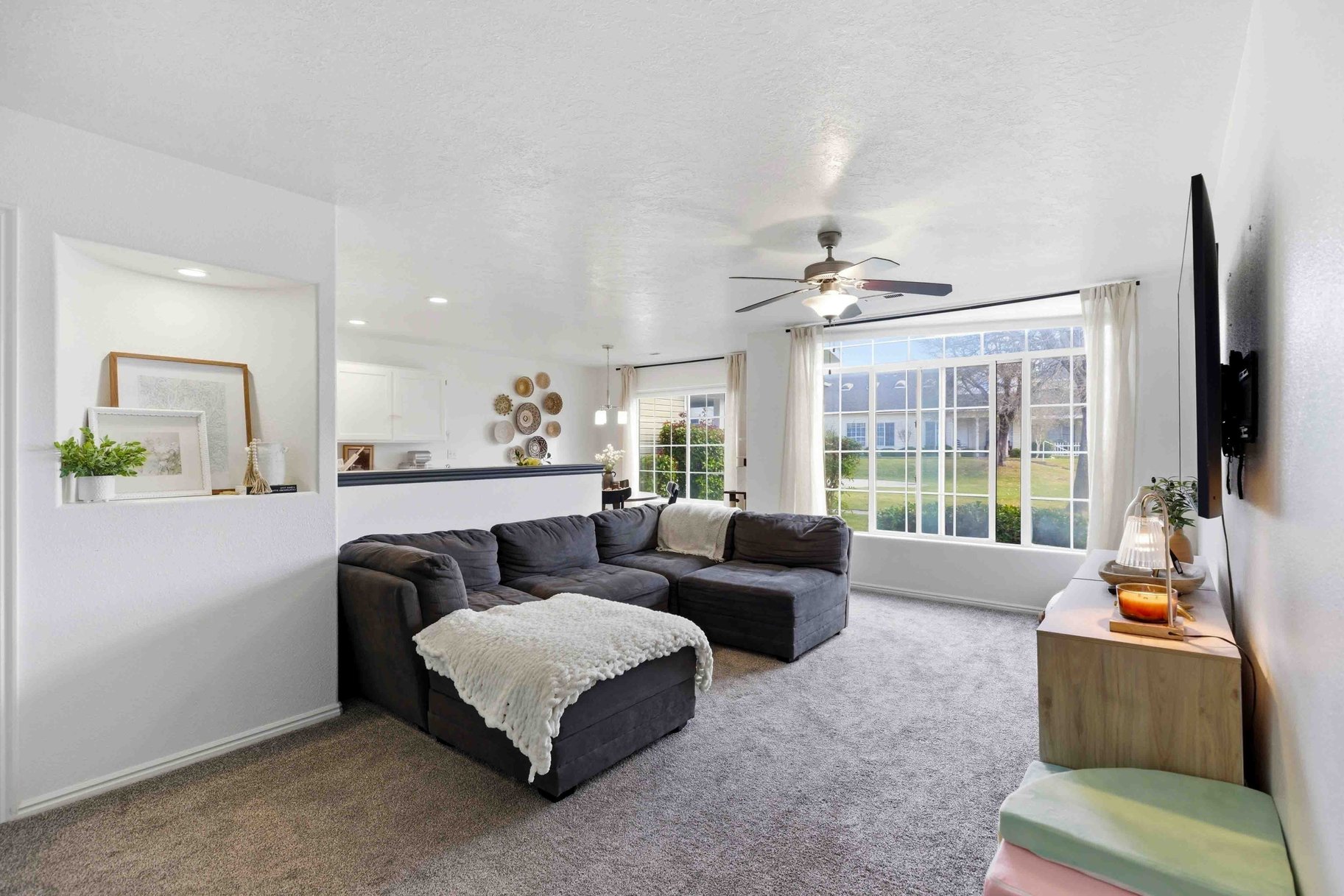  Open-Concept End-Unit with Updates in Knollwood Townhomes - 物件實景