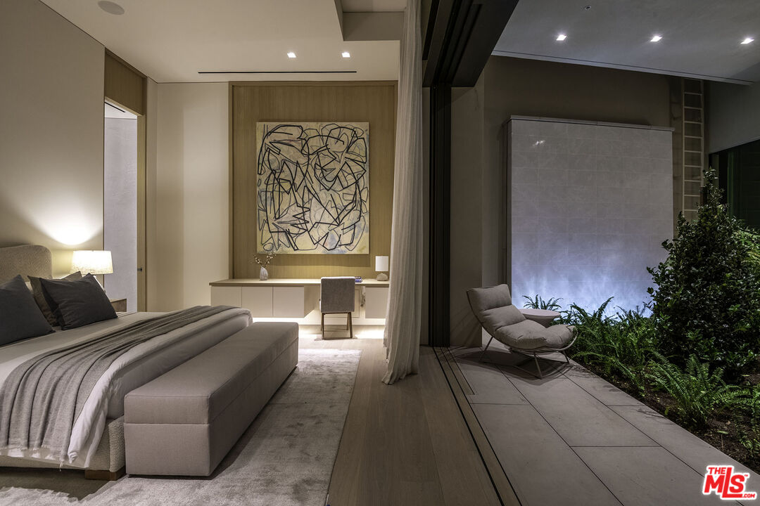 Los Angeles, California, 90069, United States, 7 Bedrooms Bedrooms, ,9 BathroomsBathrooms,Residential,For Sale,1925200