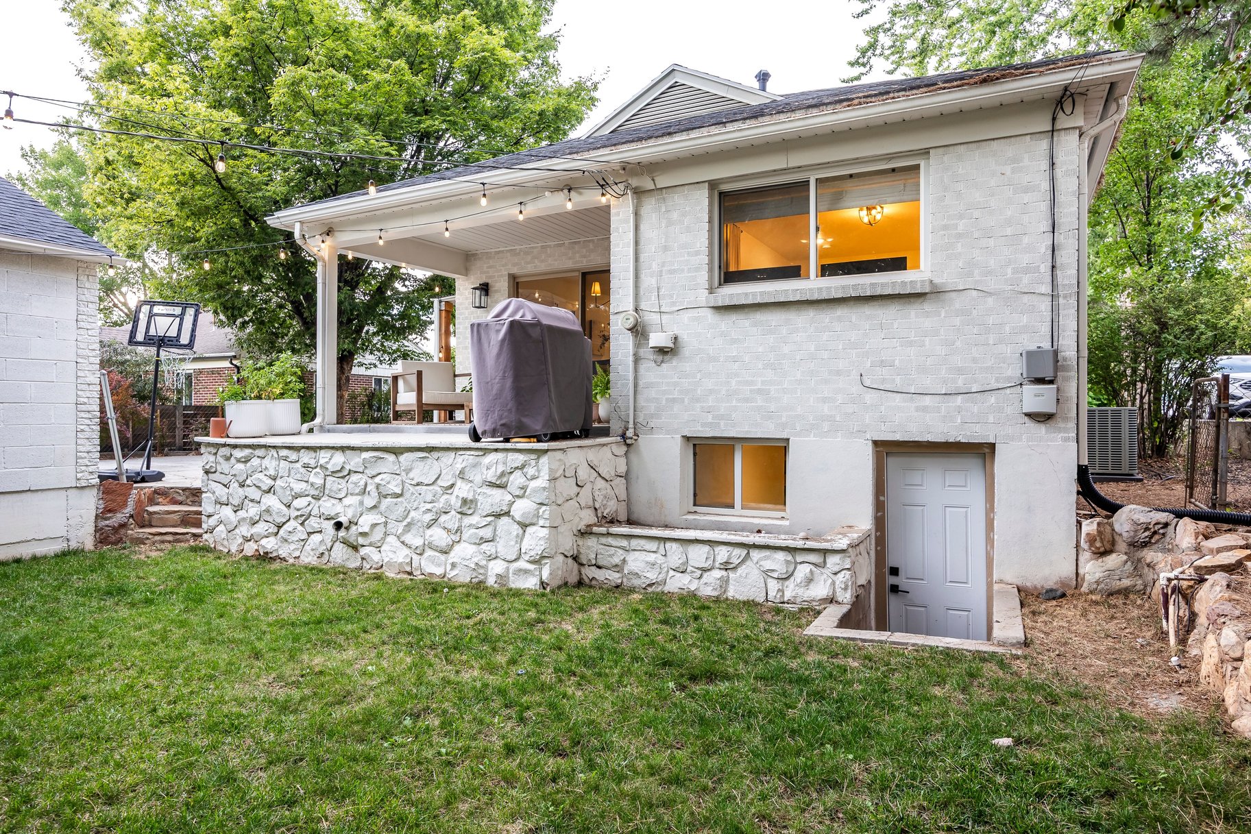 Remodeled Rambler with Outside Basement Entrance - 物件實景