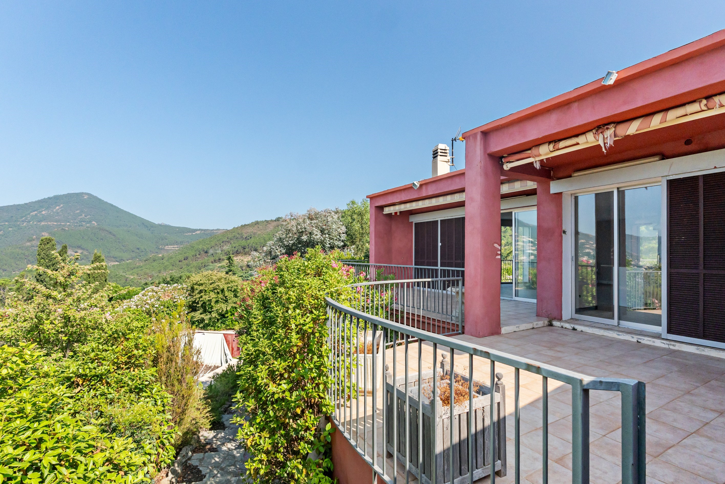  Sea view villa with approved renovation permit in Théoule-sur-Mer - 物件實景
