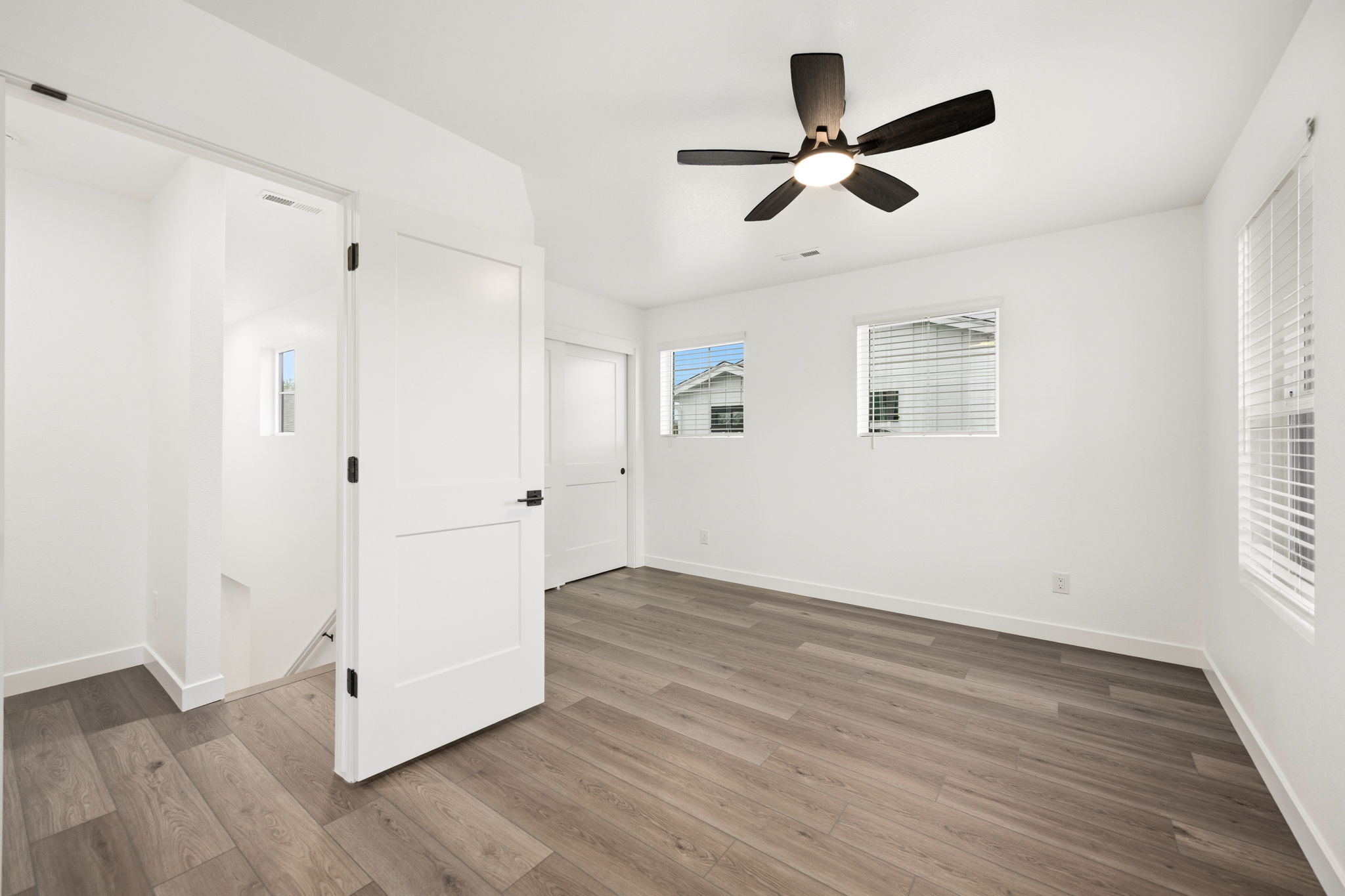  Newly constructed home offering 6 beds & 4 baths with a flexible layout - 物件實景