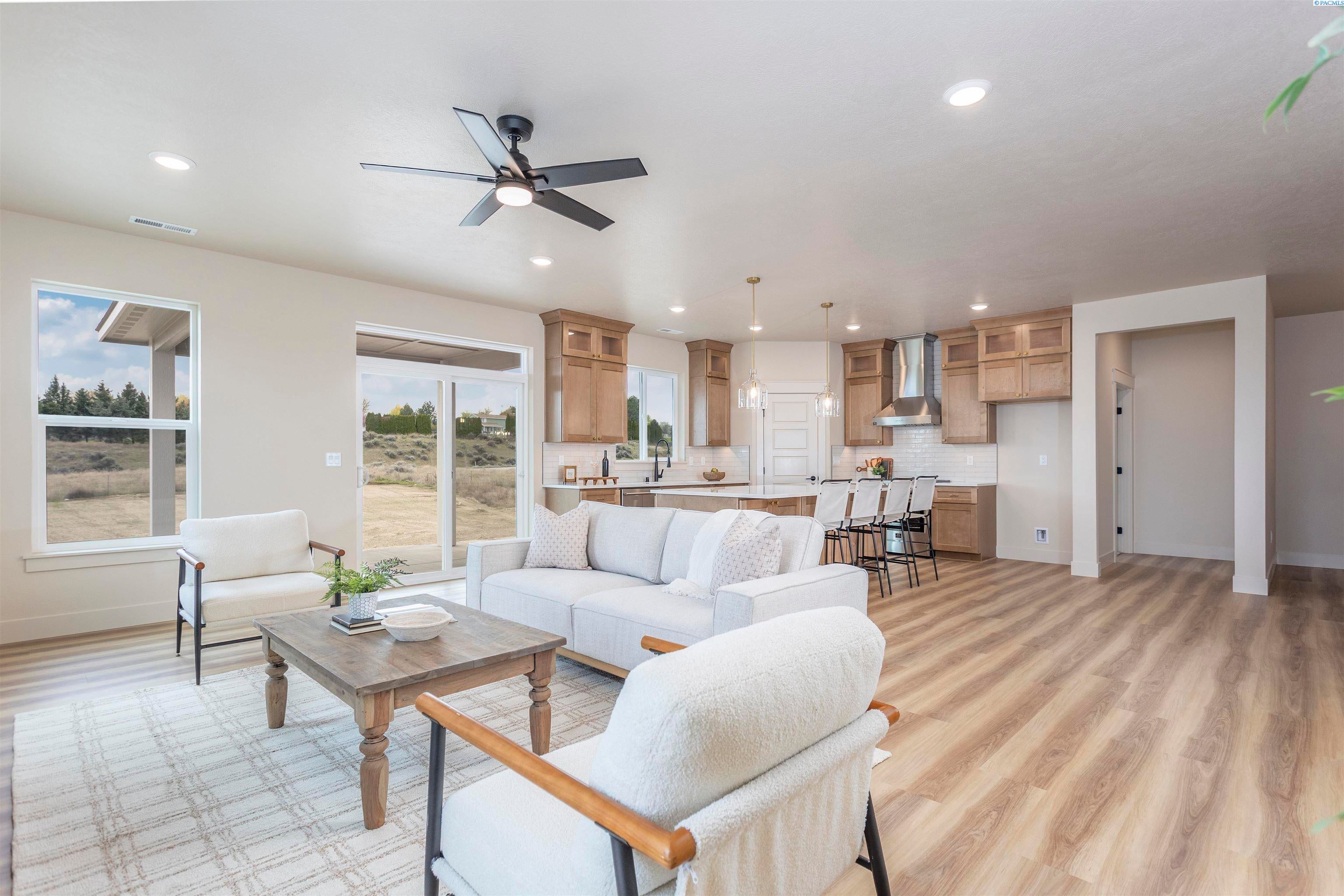 Kennewick, Washington, 99338, United States, 3 Bedrooms Bedrooms, ,2 BathroomsBathrooms,Residential,For Sale,1979049