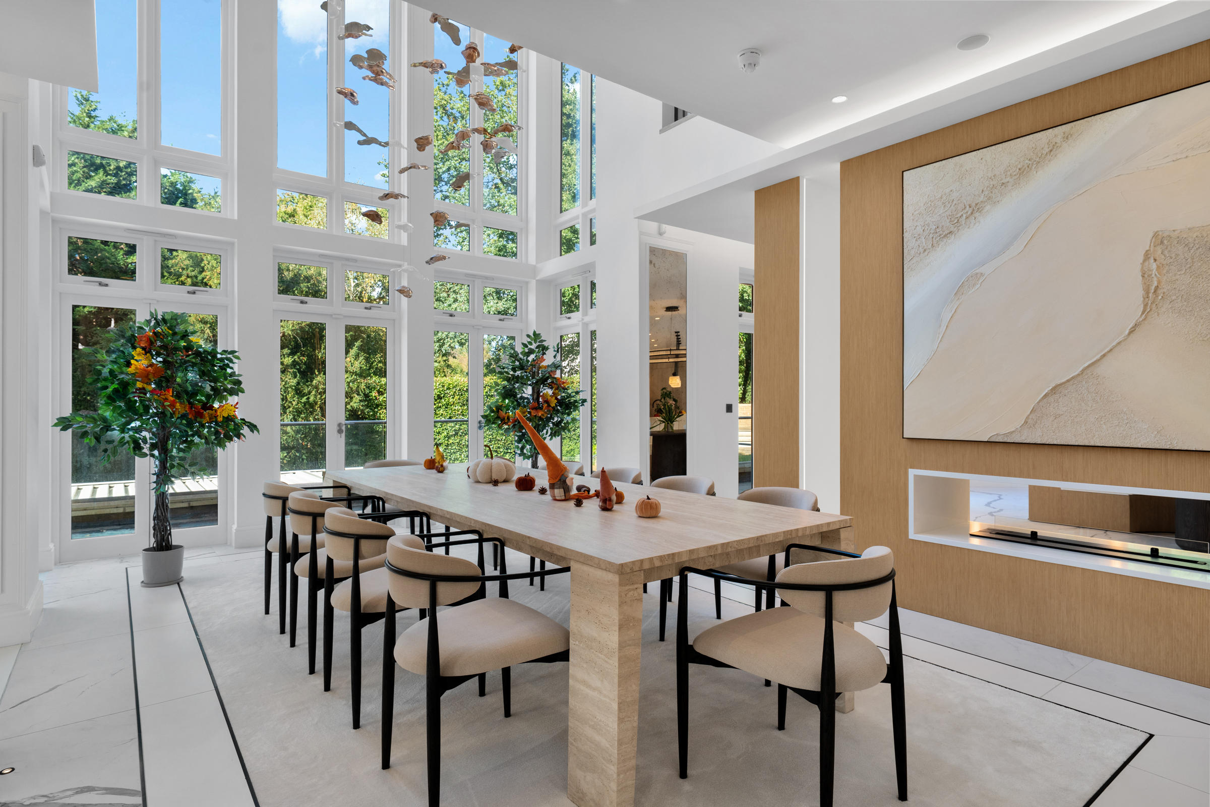  A six-bedroom St George’s Hill house with a private spa and rising-floor pool - 物件實景