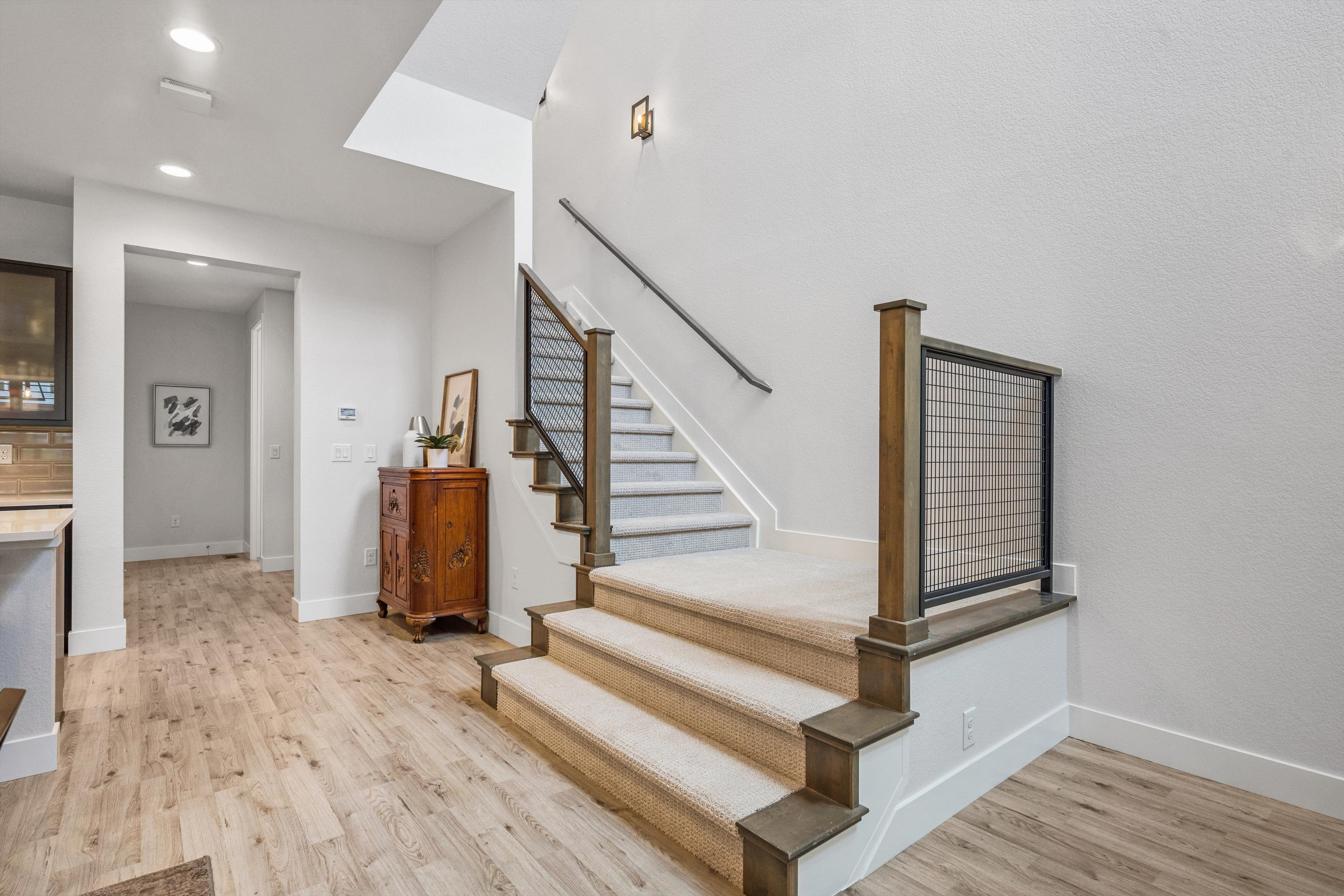  Thoughtfully designed and exceptionally maintained, this light-filled home offer - 物件實景