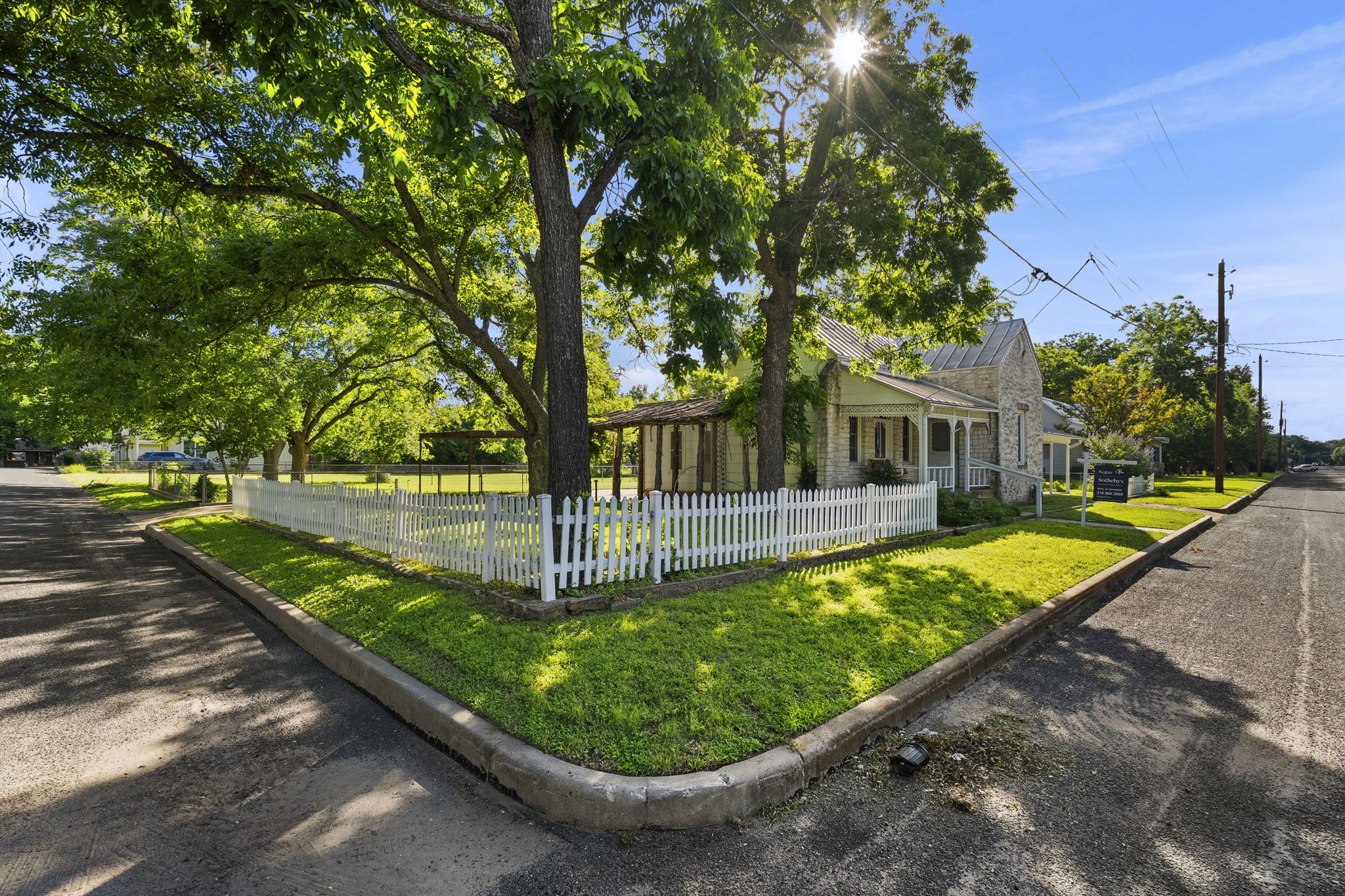 501 West Creek Street, Fredericksburg, TX 78624 - 物件實景