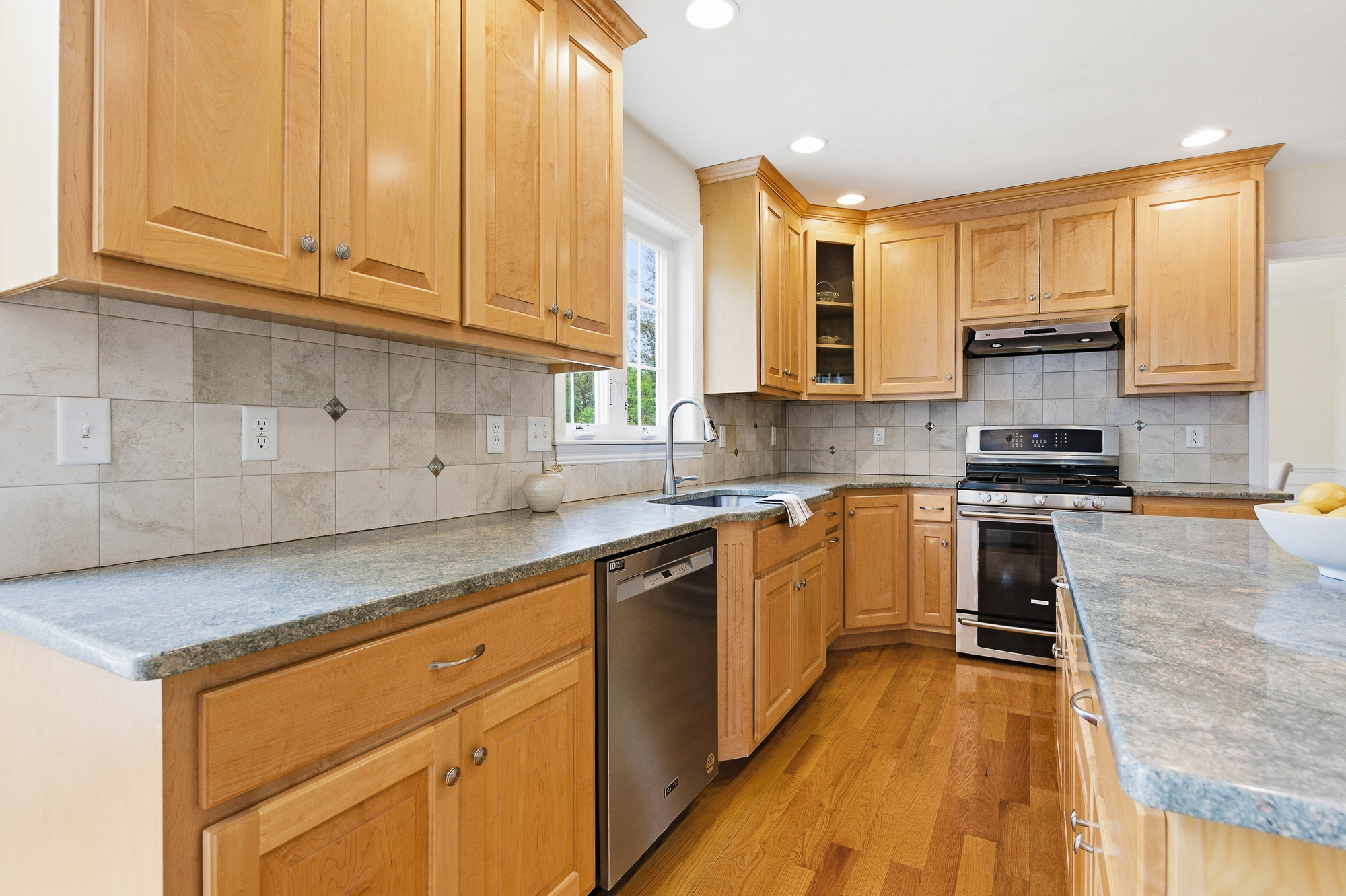  8 Victoria Circle, Shrewsbury, MA 01545 - 物件實景
