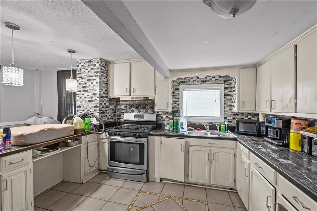 Woonsocket, Rhode Island, 02895, United States, 7 Bedrooms Bedrooms, ,3 BathroomsBathrooms,Residential,For Sale,1935382