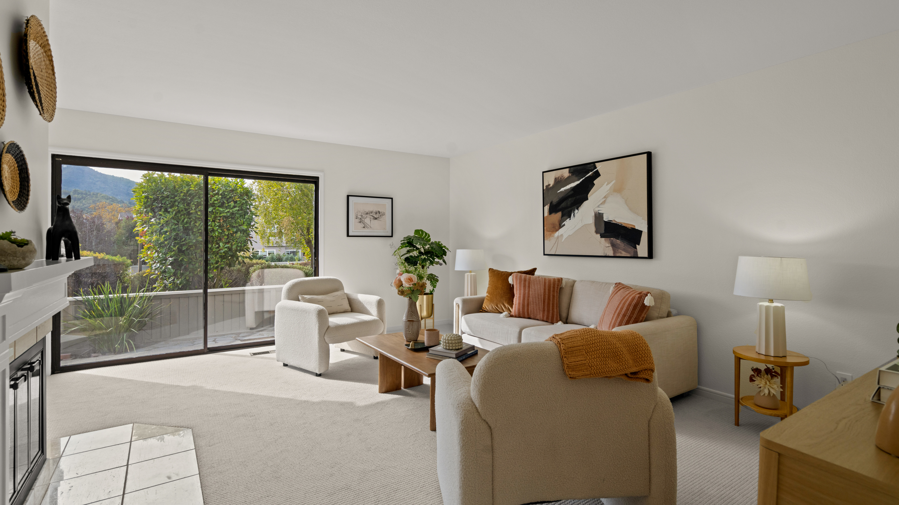  Rare End-Unit Retreat With Views - 物件實景