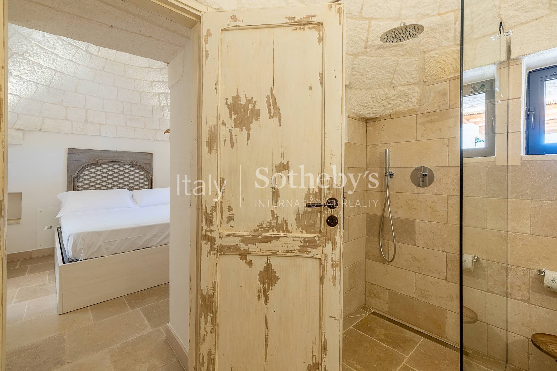  Exclusive estate among the olive trees in the Valle d