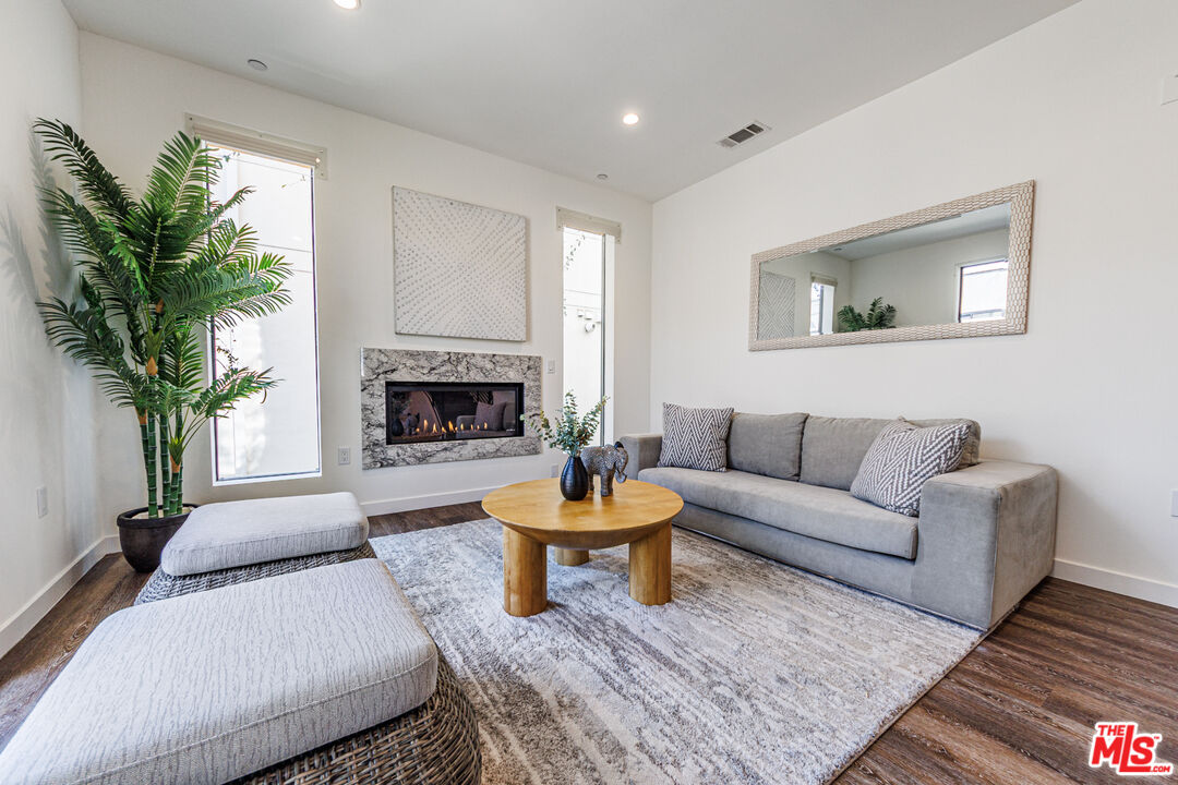 Los Angeles, California, 90025, United States, 9 Bedrooms Bedrooms, ,Residential,For Sale,1940770