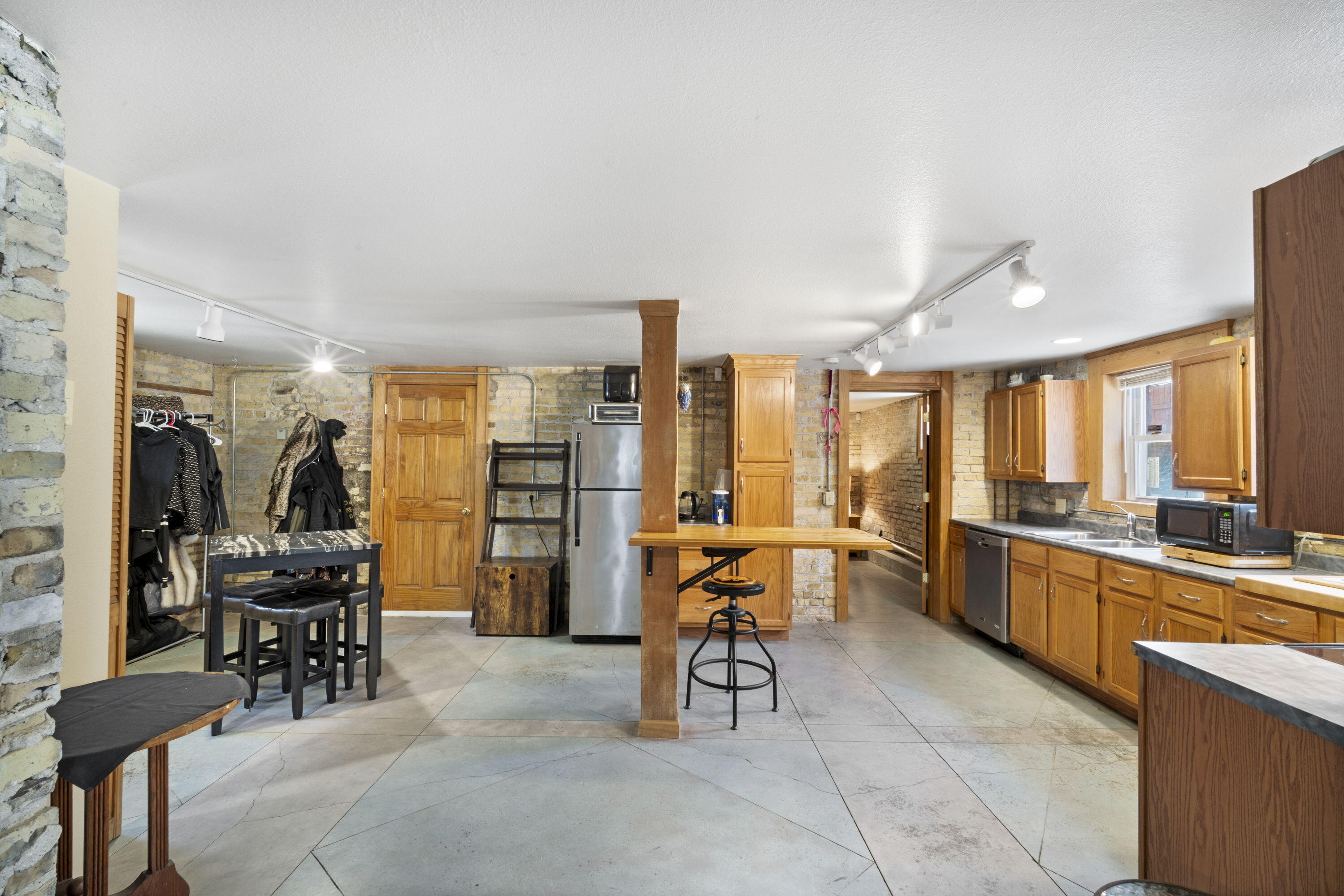 Milwaukee, Wisconsin, 53202, United States, 3 Bedrooms Bedrooms, ,3 BathroomsBathrooms,Residential,For Sale,1982792