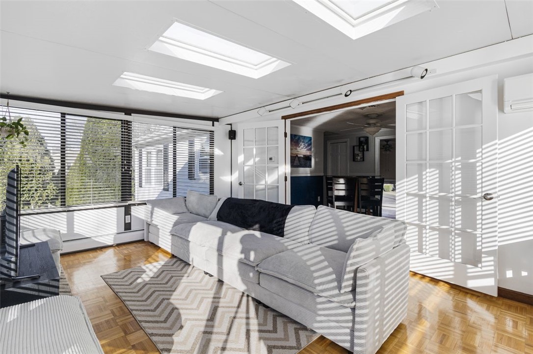 Cranston, Rhode Island, 02921, United States, 3 Bedrooms Bedrooms, ,2 BathroomsBathrooms,Residential,For Sale,1996913