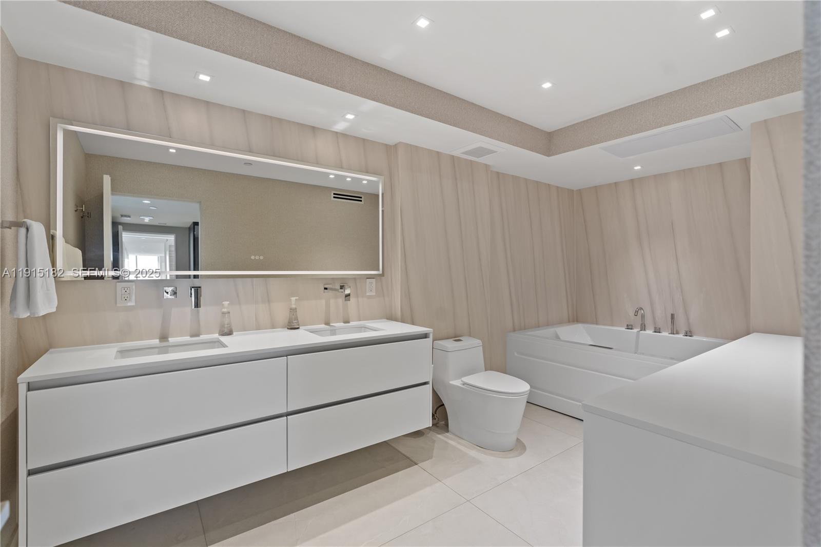 Miami Beach, Florida, 33140, United States, 5 Bedrooms Bedrooms, ,5 BathroomsBathrooms,Residential,For Sale,1997515