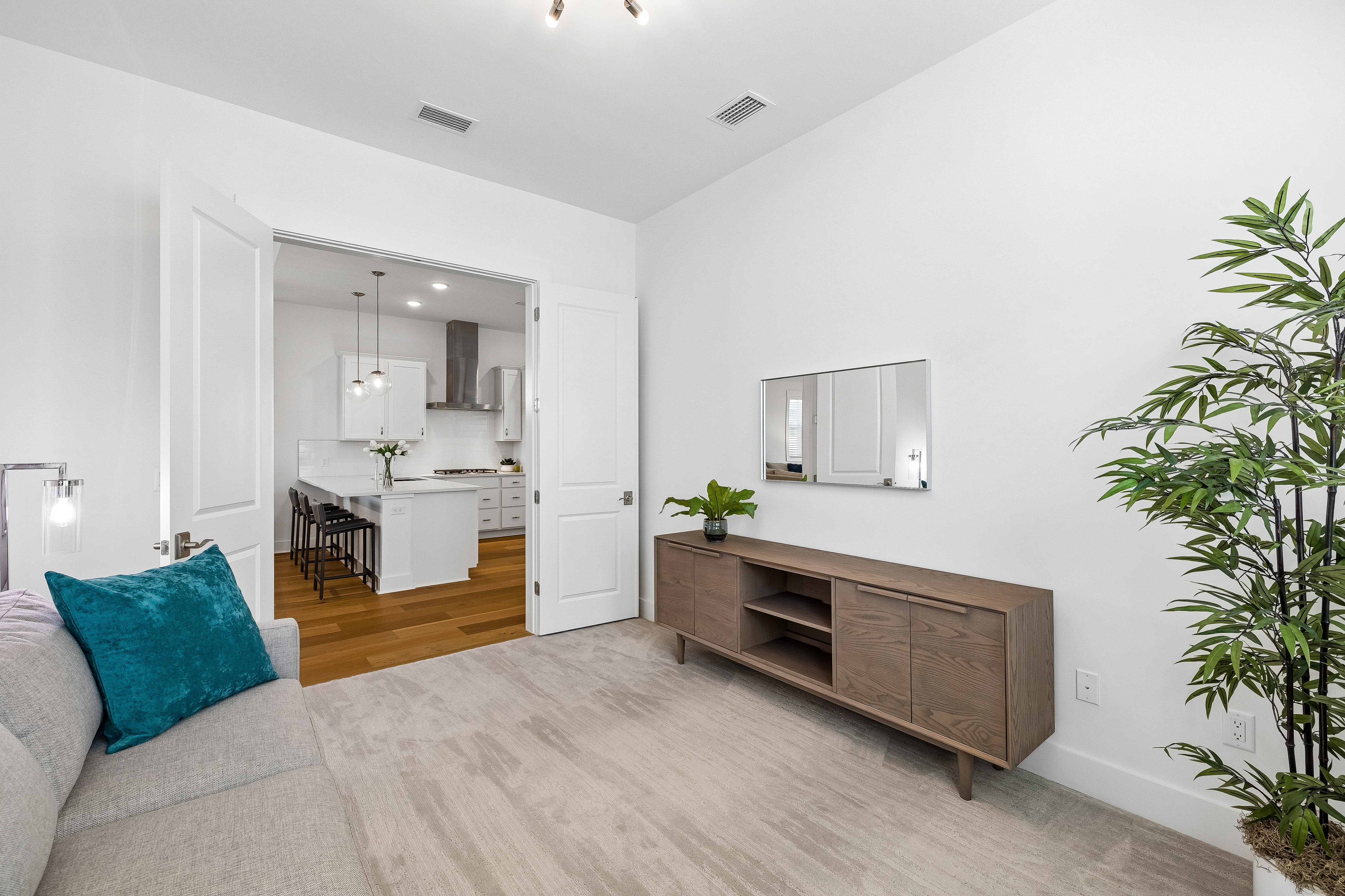  Refined Single-Level Living with Tranquil Pond Views - 物件實景