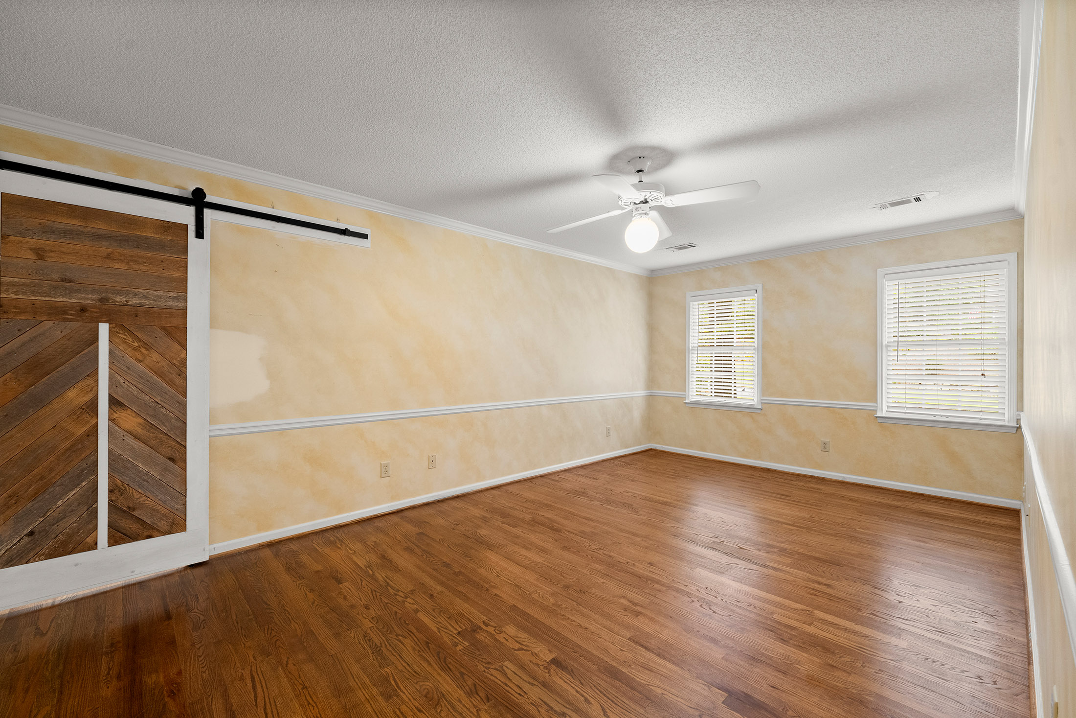  Beautifully Transformed Home in Lassiter School District - 物件實景