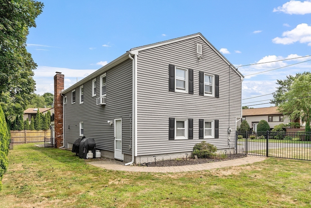 Beverly, Massachusetts, 01915, United States, 3 Bedrooms Bedrooms, ,2 BathroomsBathrooms,Residential,For Sale,1912054