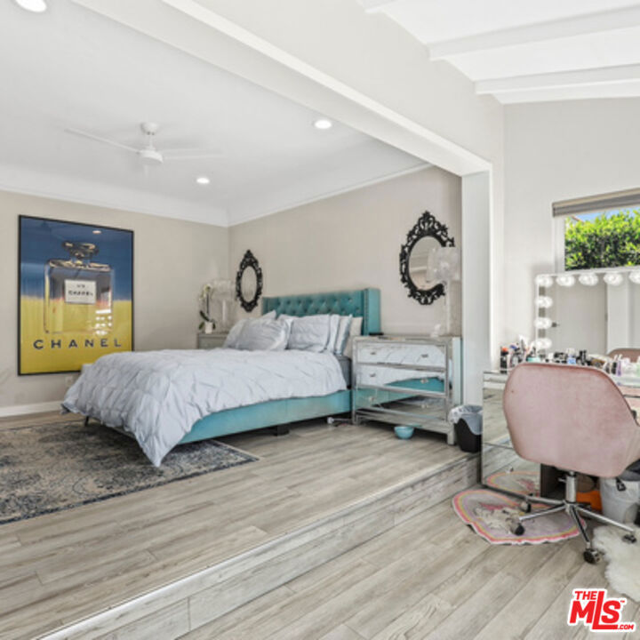 Los Angeles, California, 90048, United States, 3 Bedrooms Bedrooms, ,2 BathroomsBathrooms,Residential,For Sale,1919092