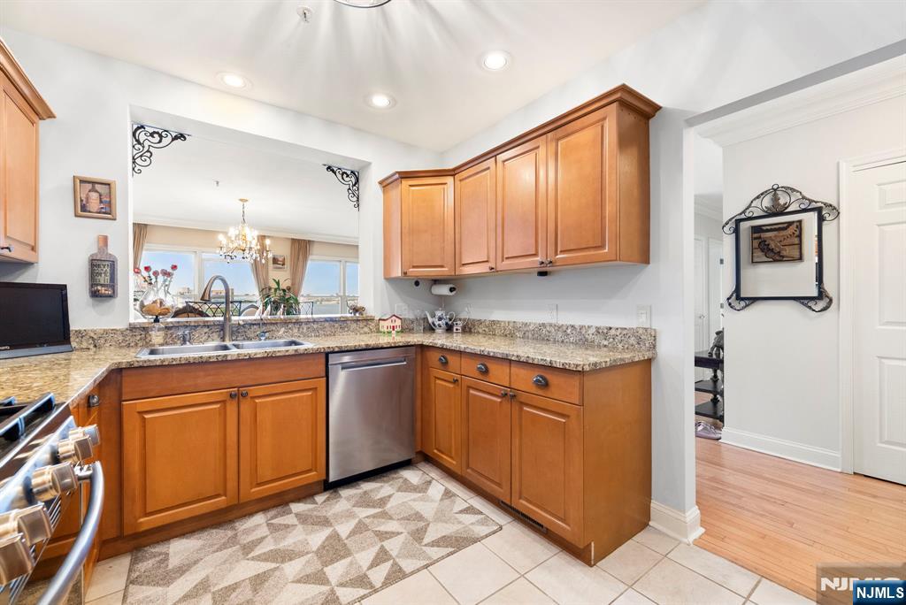 Edgewater, New Jersey, 07020, United States, 2 Bedrooms Bedrooms, ,2 BathroomsBathrooms,Residential,For Sale,1934539