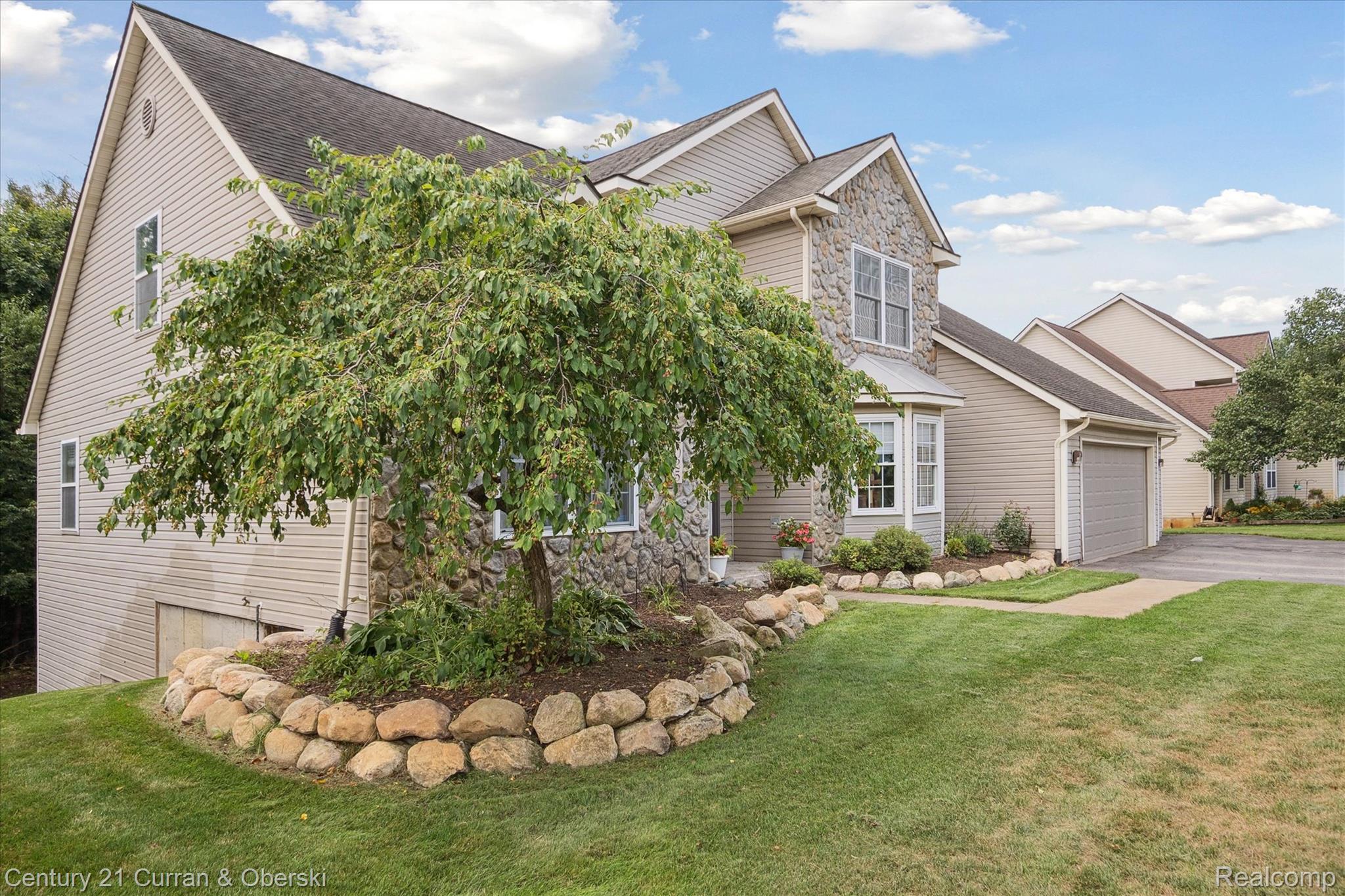 Commerce Charter Township, Michigan, 48382, United States, 4 Bedrooms Bedrooms, ,4 BathroomsBathrooms,Residential,For Sale,1916124