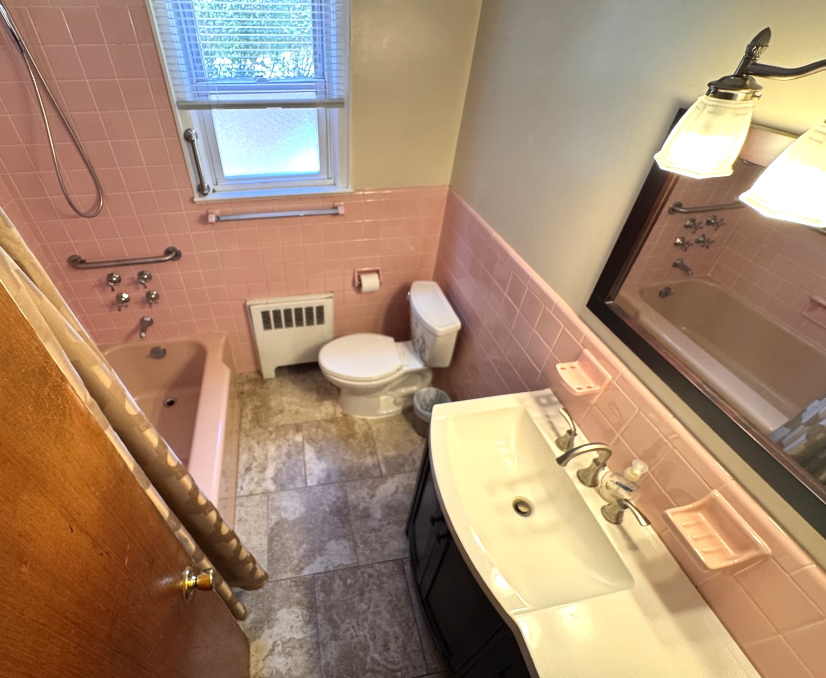 Yonkers, New York, 10703, United States, 3 Bedrooms Bedrooms, ,2 BathroomsBathrooms,Residential,For Sale,1942692