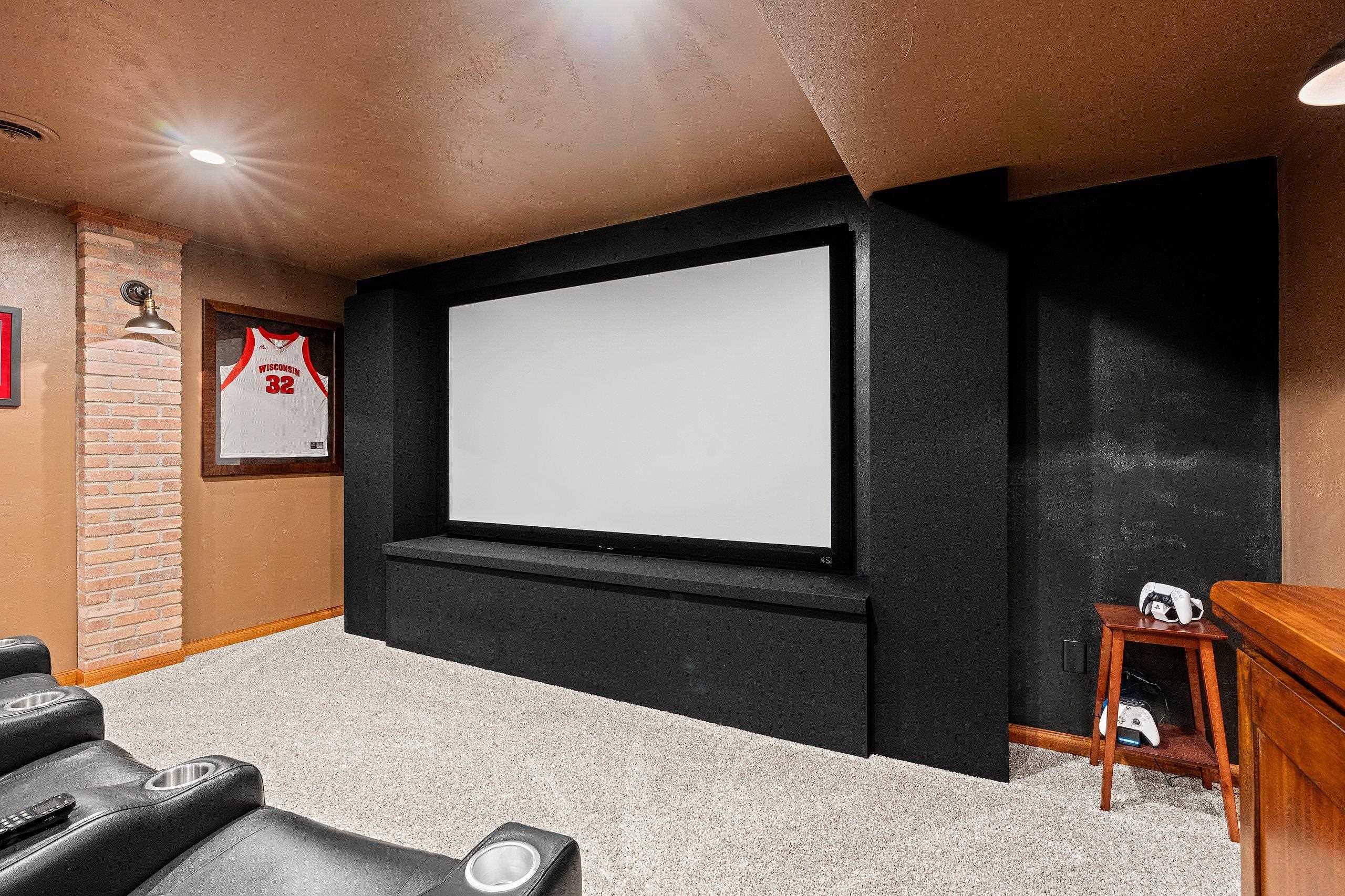 NEENAH, Wisconsin, 54956, United States, 3 Bedrooms Bedrooms, ,3 BathroomsBathrooms,Residential,For Sale,1986561