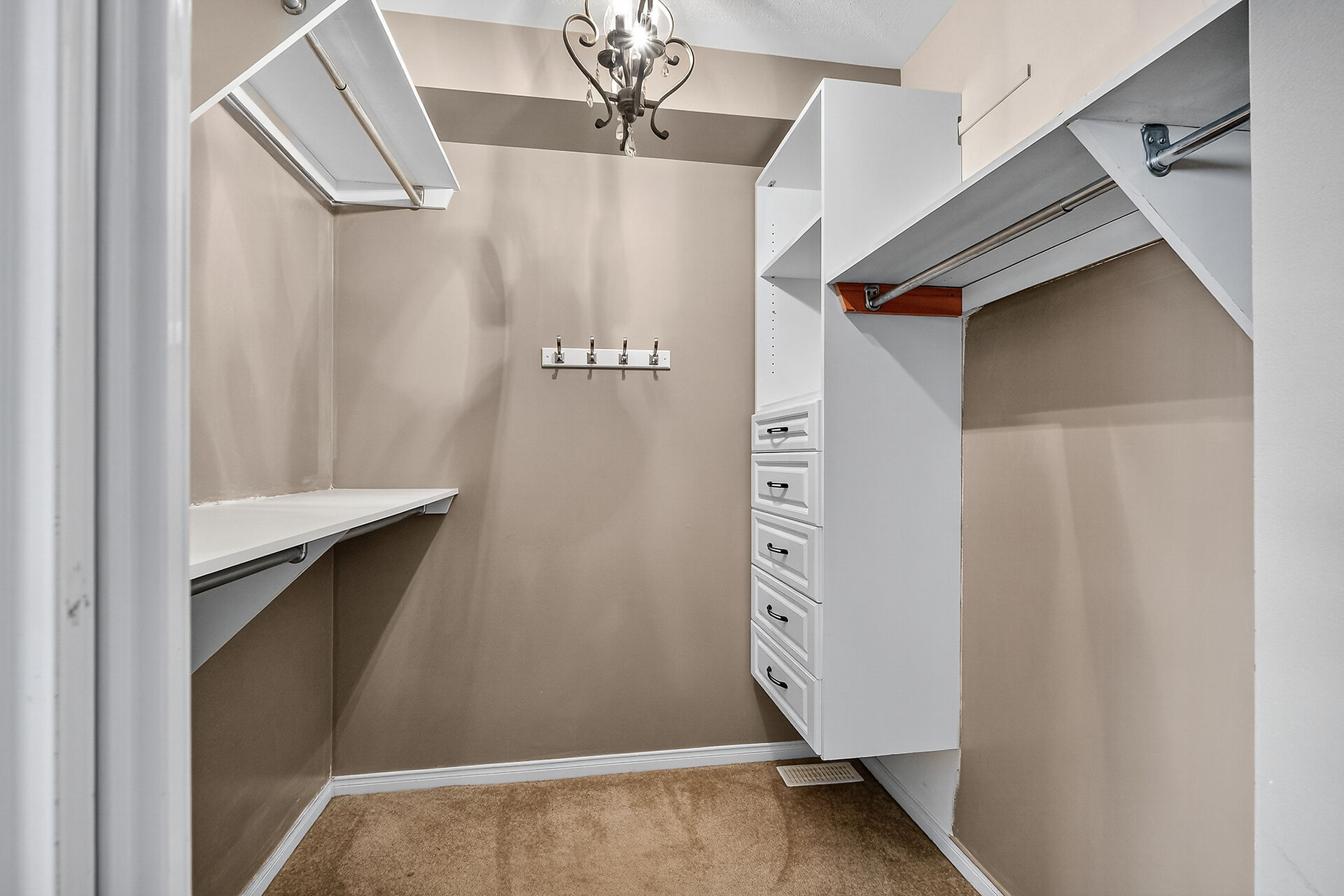 Ottawa, Ontario, K2W1E1, CA, 3 Bedrooms Bedrooms, ,3 BathroomsBathrooms,Residential,For Sale,1995671