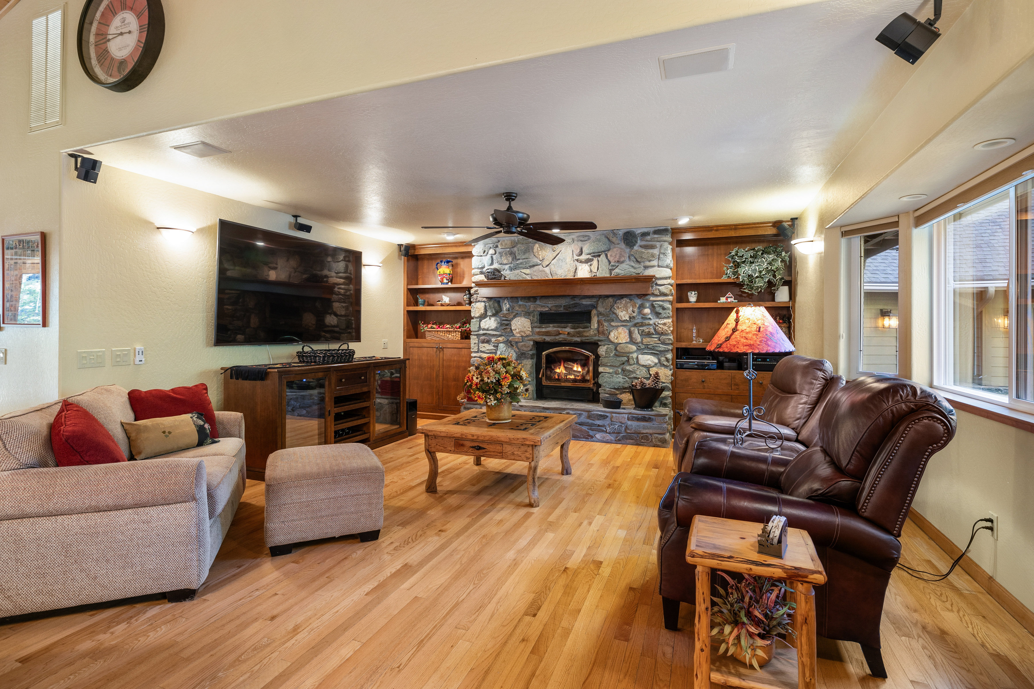  Luxury Mountain Retreat with Guest House on 1 Acre in the Heart of Graeagle - 物件實景